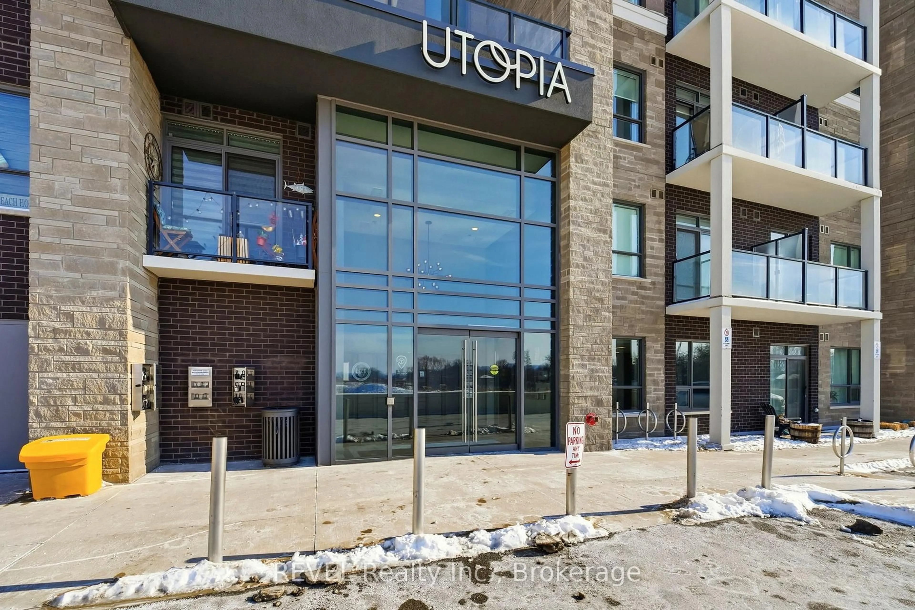 Indoor foyer for 5055 Greenlane Rd #333, Lincoln Ontario L3J 2J3