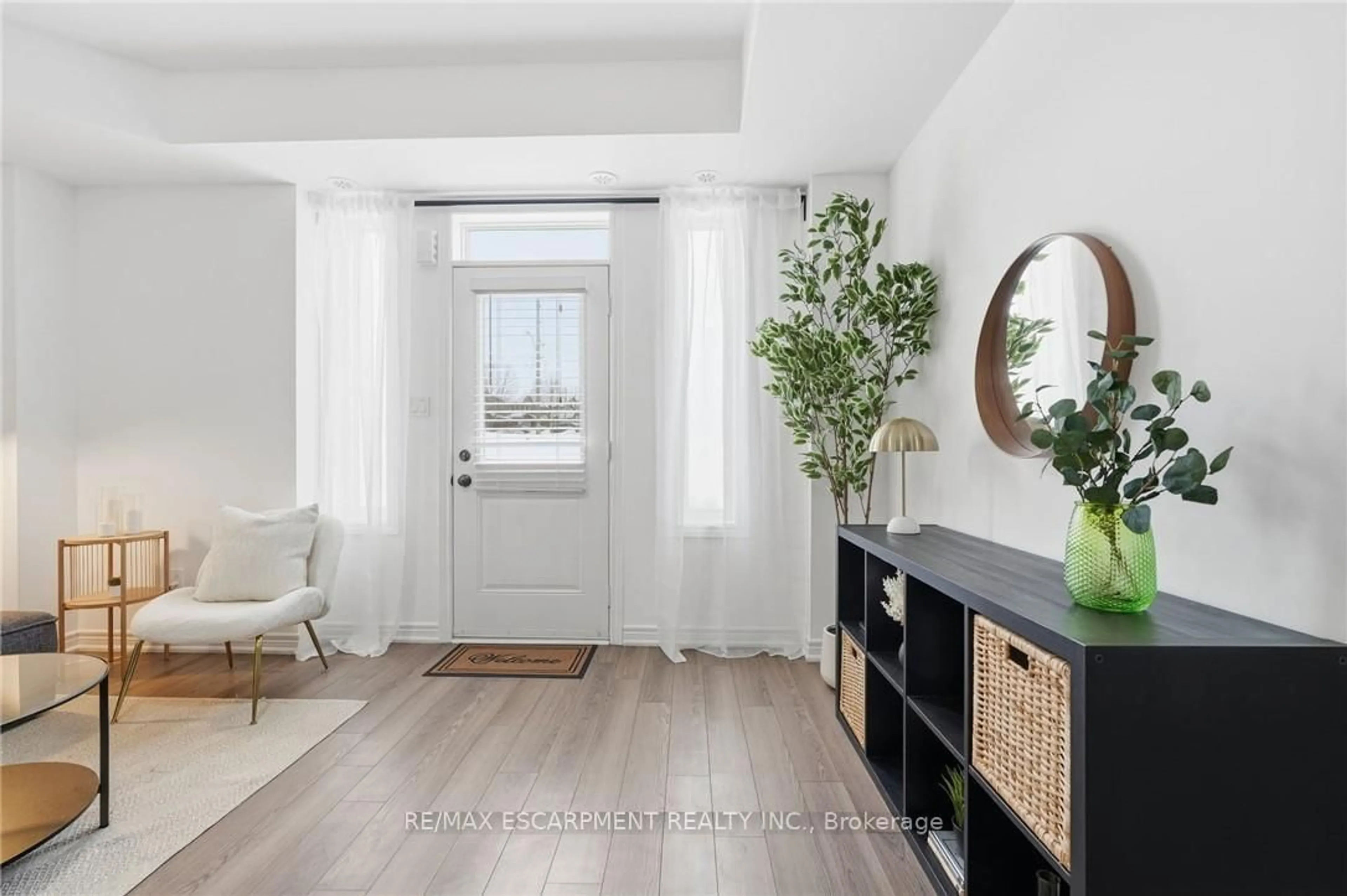 Indoor entryway for 154 Watson Pkwy, Guelph Ontario N1E 0P6