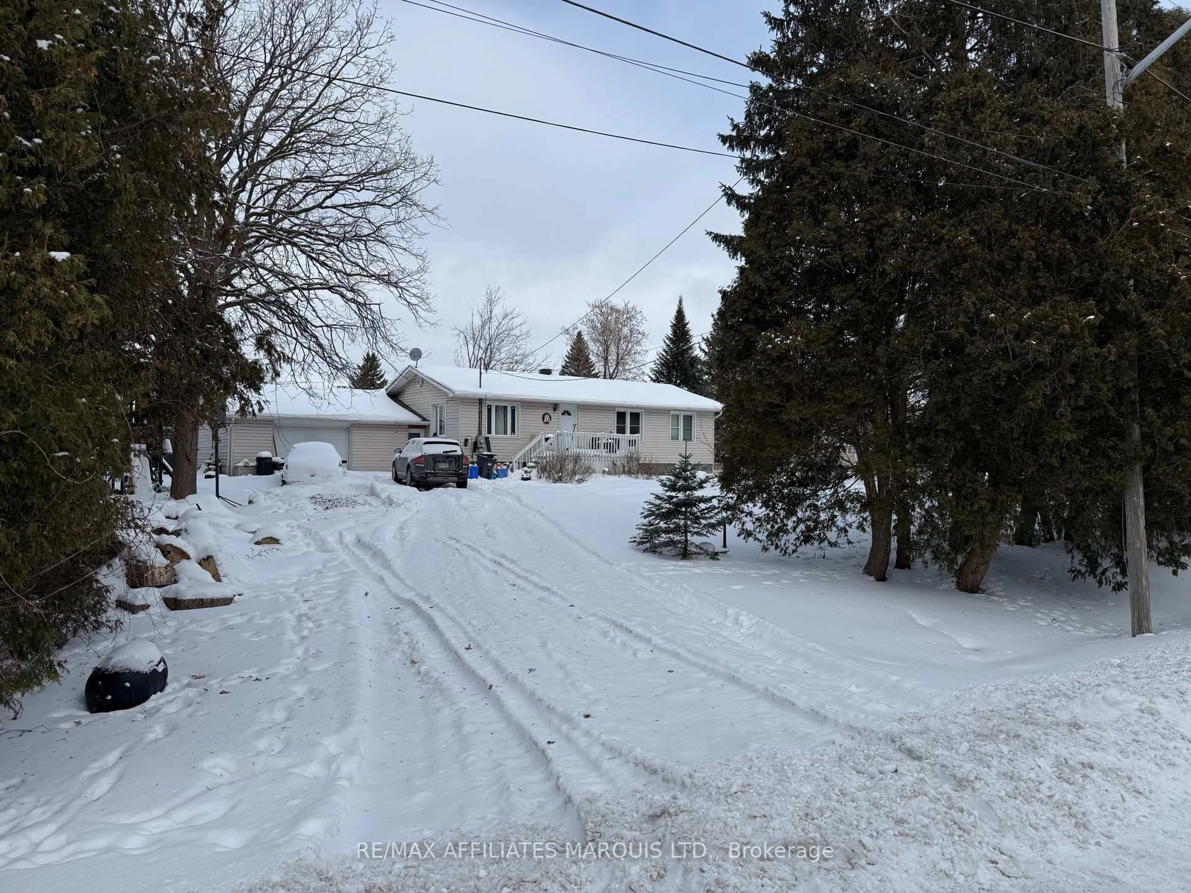 A pic from outside/outdoor area/front of a property/back of a property/a pic from drone, street for 18221 Rene St, South Glengarry Ontario K0C 2J0