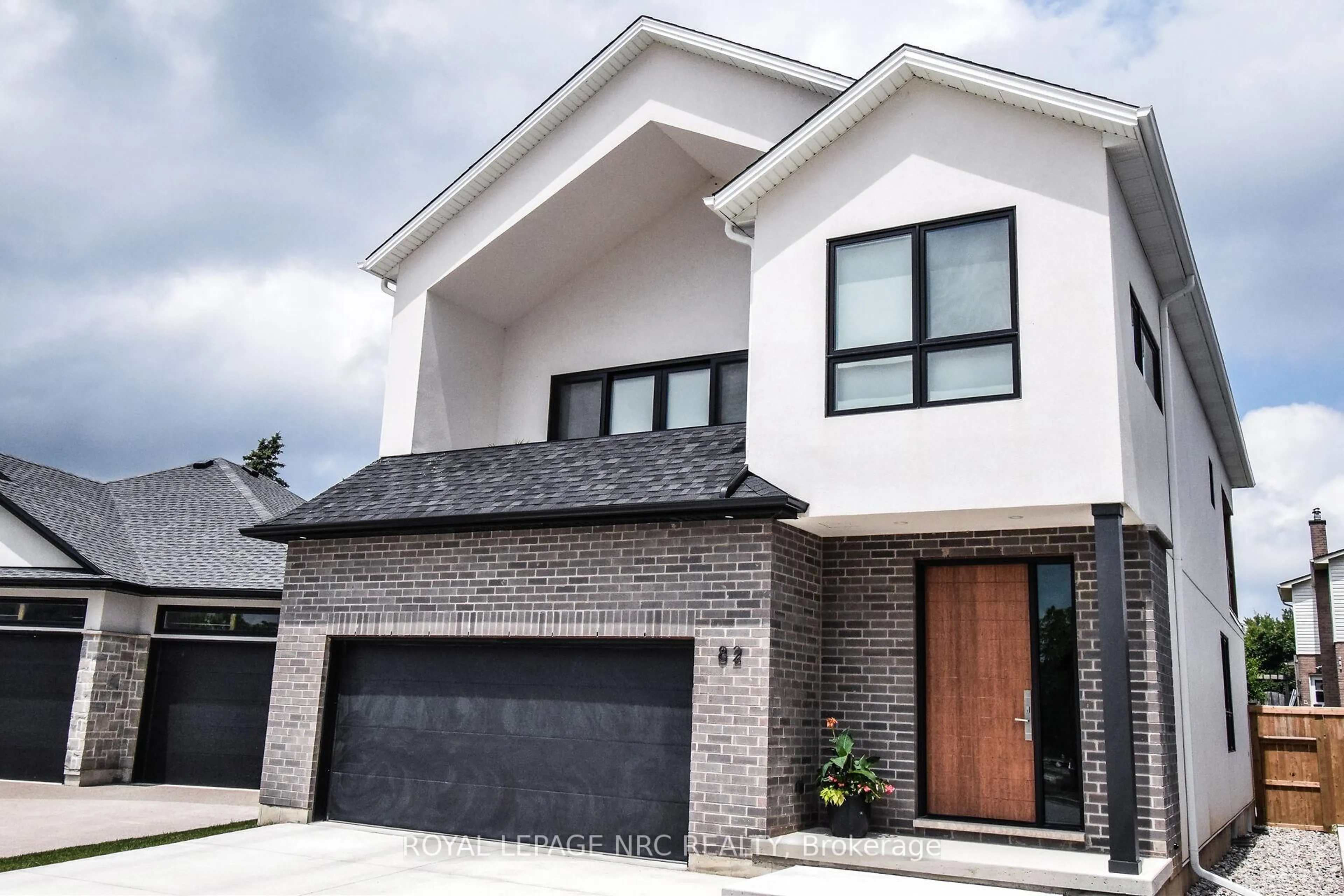 Home with brick exterior material, street for 82 IVY Cres, Thorold Ontario L2V 0J9