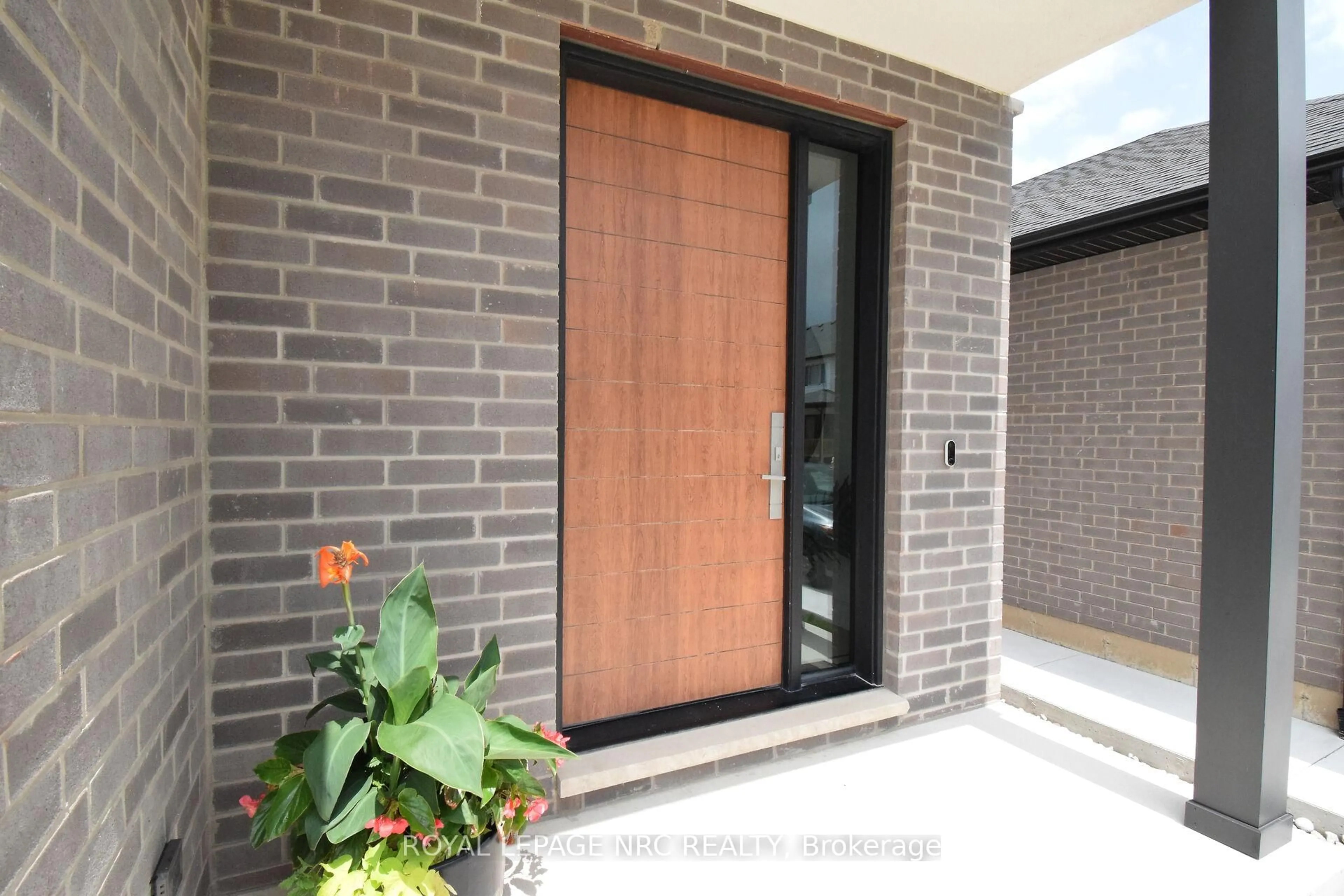 Indoor entryway for 82 IVY Cres, Thorold Ontario L2V 0J9