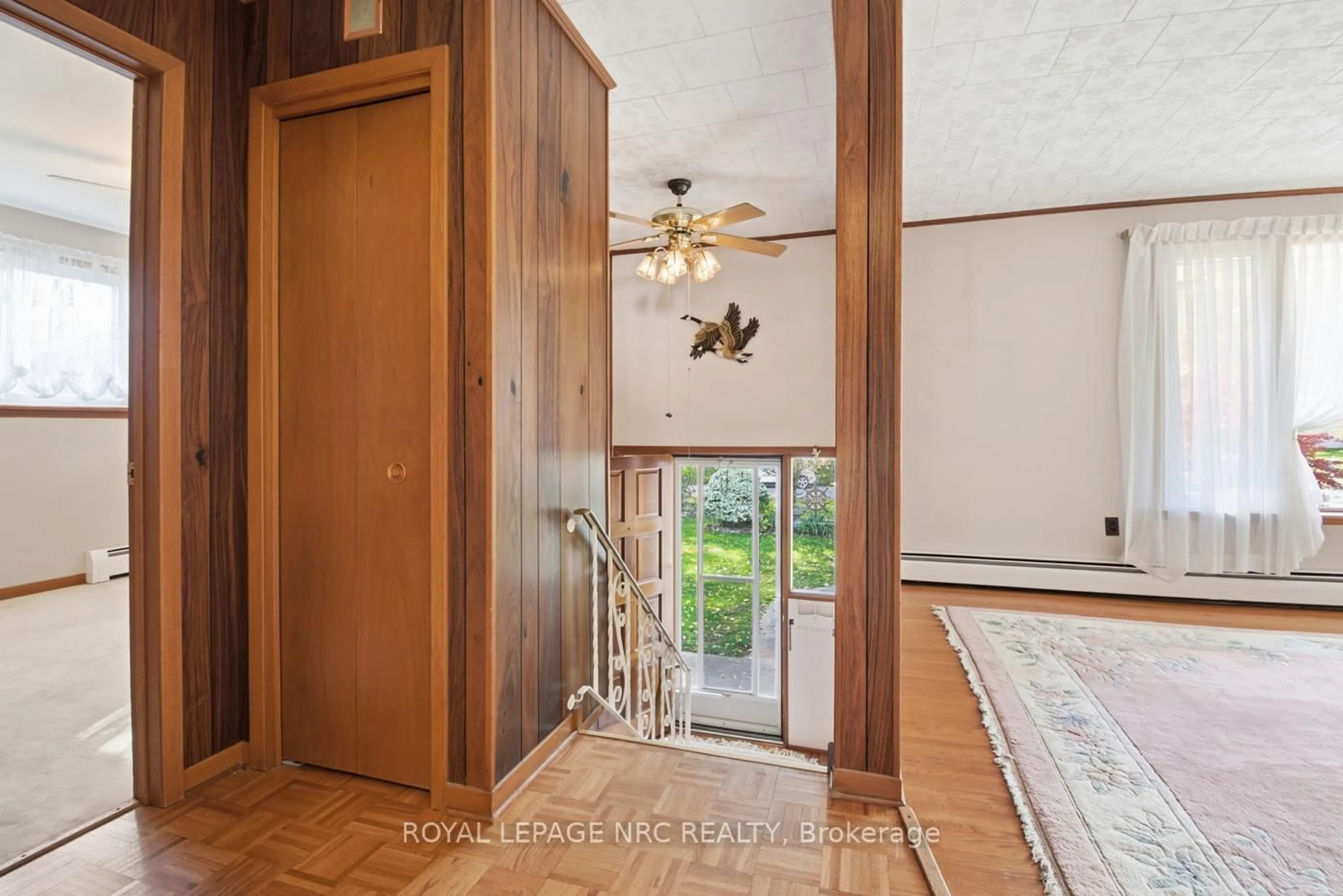 Indoor foyer for 10592 Woodland Dr, Wainfleet Ontario L3K 5V4