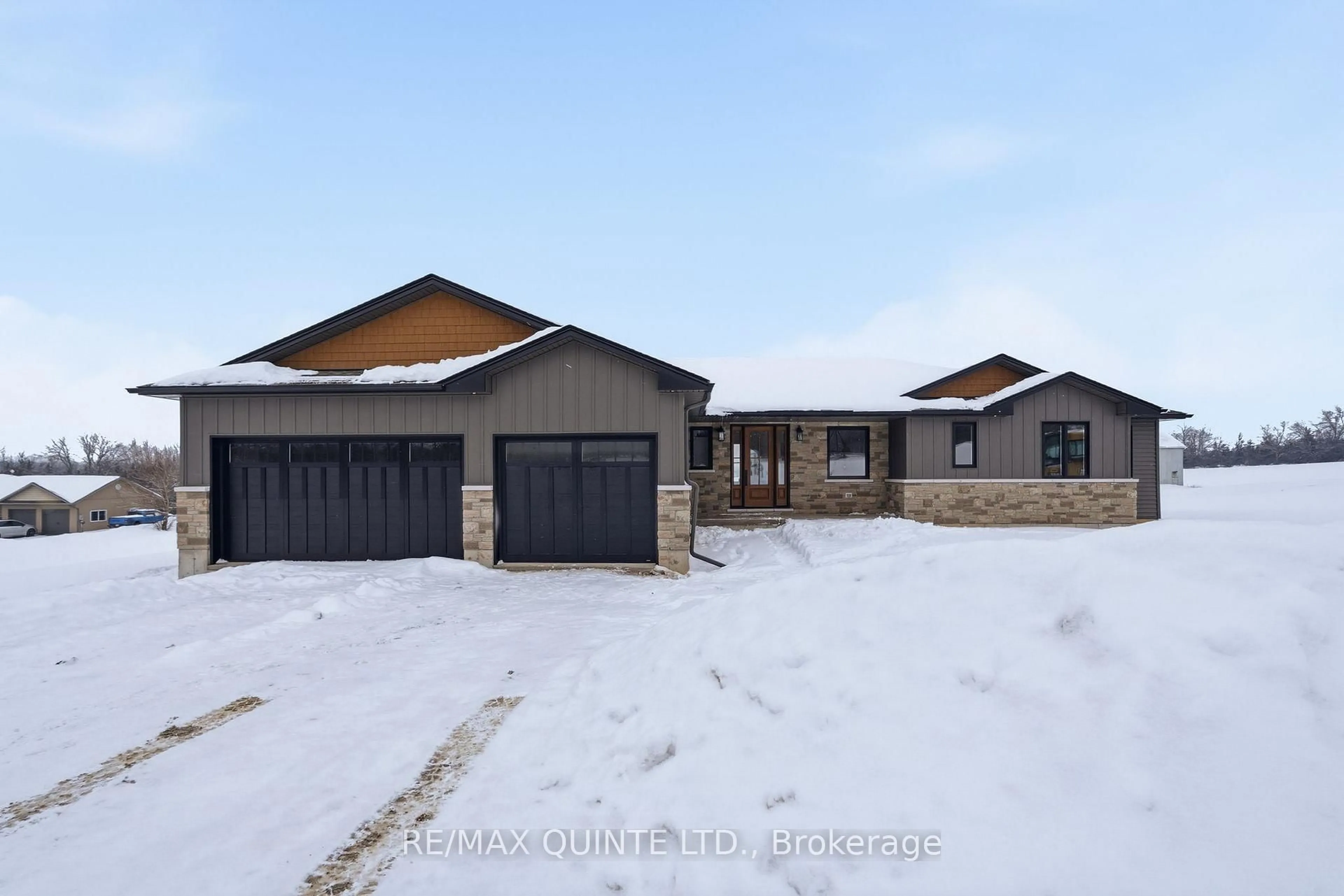 Indoor garage for 2501 Harmony Rd, Tyendinaga Ontario K8N 4Z6