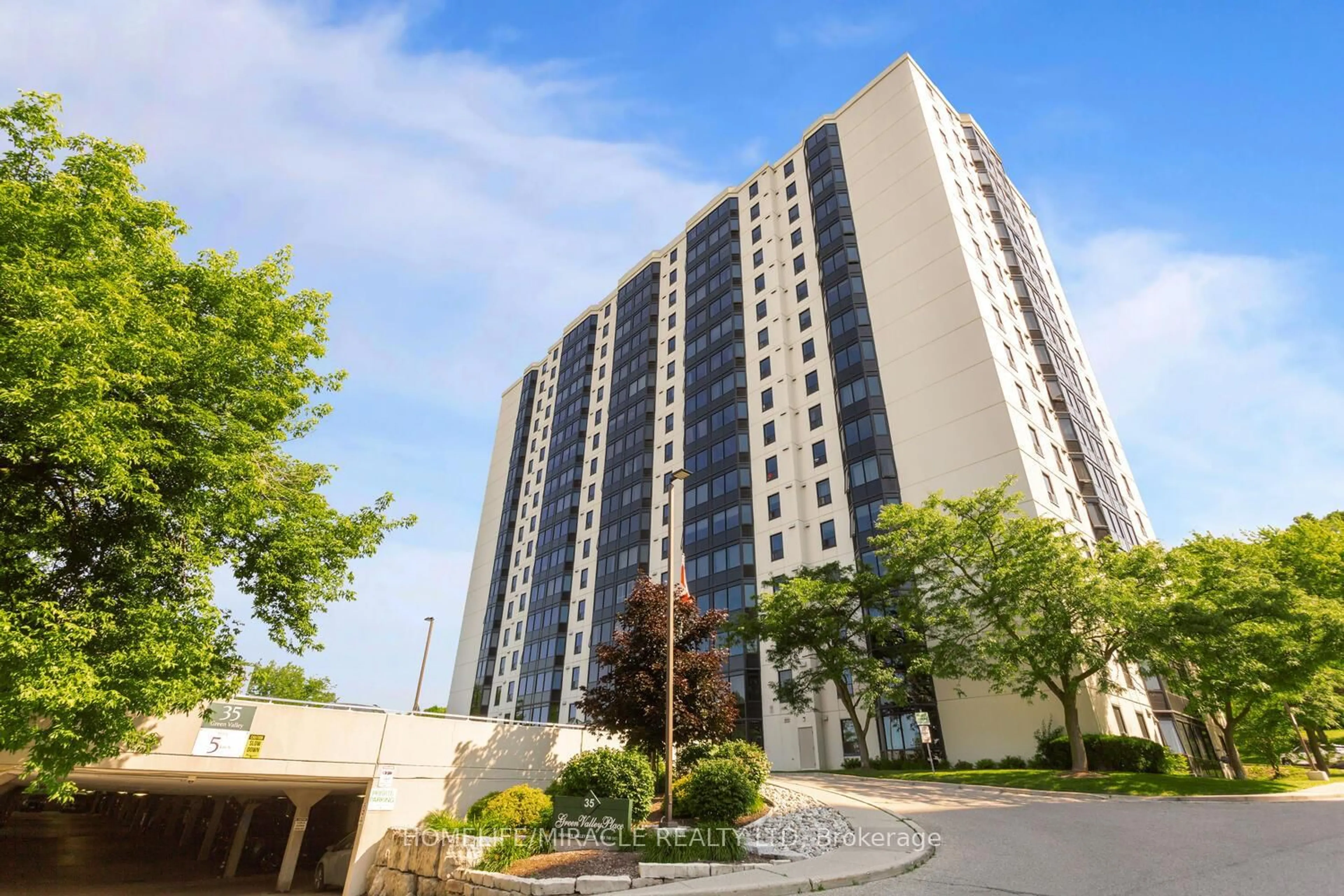 Indoor foyer for 35 Green Valley Dr #1705, Kitchener Ontario N2P 2A5