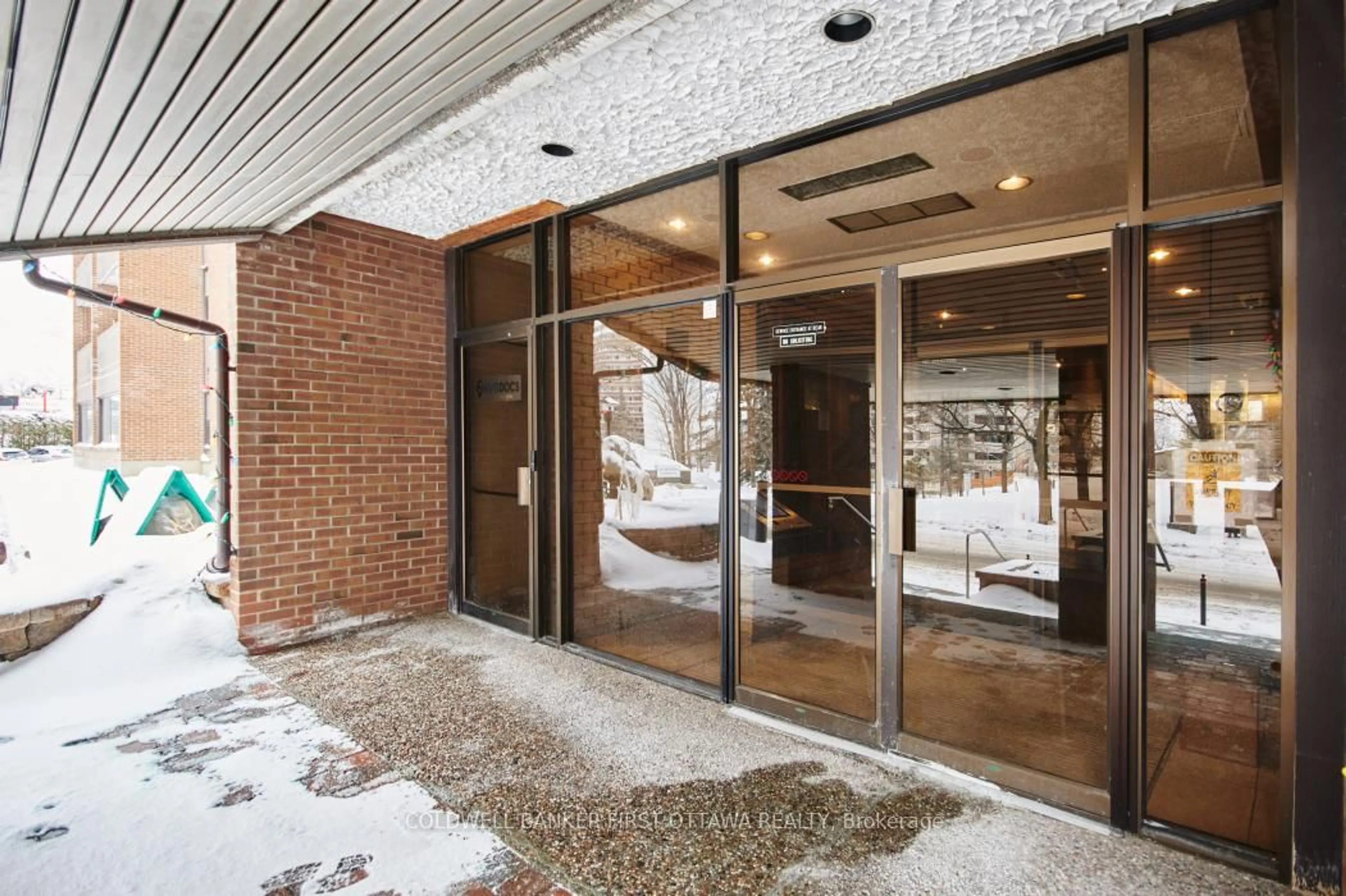 Indoor foyer for 1100 Ambleside Dr #1107, Ottawa Ontario K2B 8G6