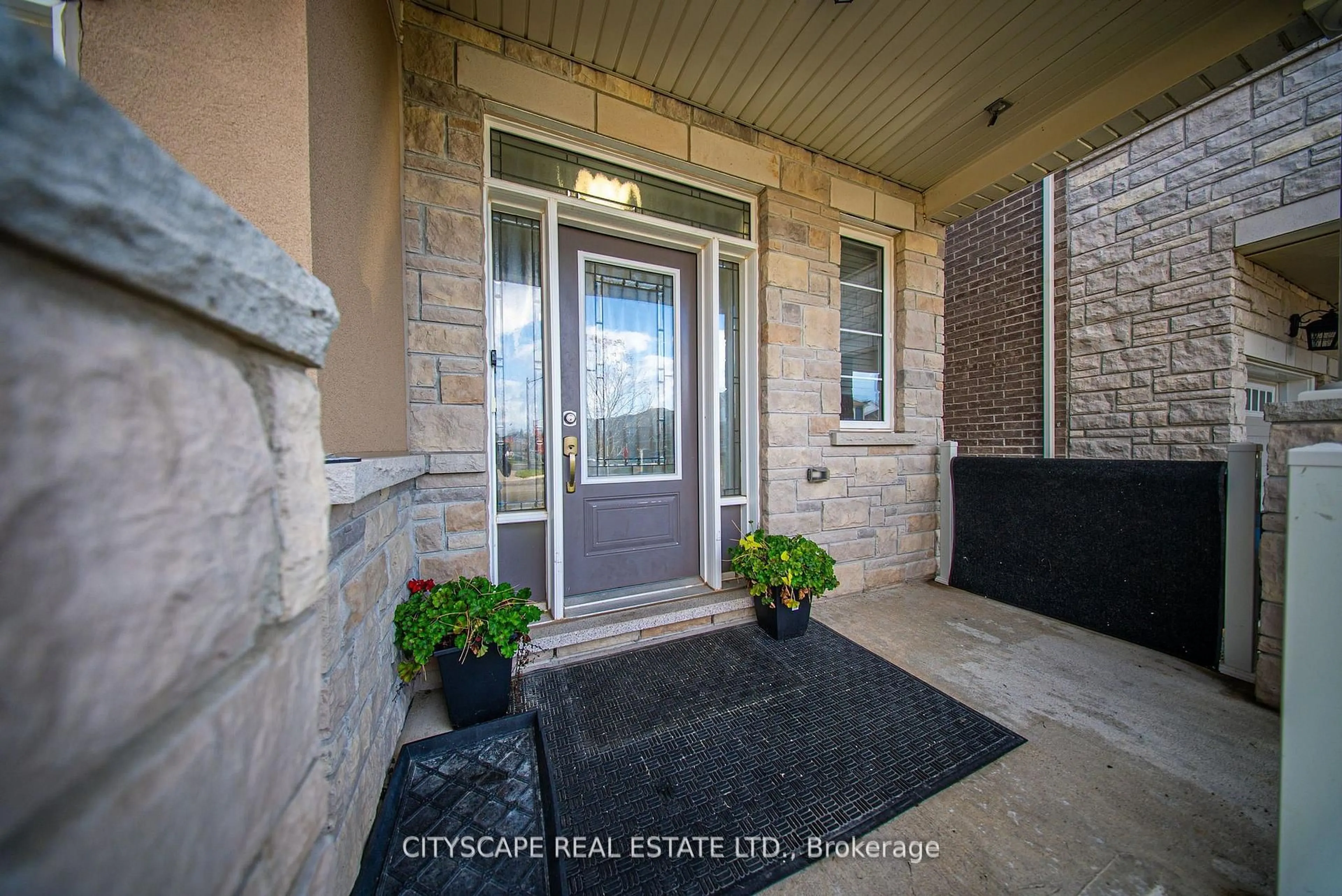 Indoor entryway for 28 Celano Dr, Hamilton Ontario L8B 1V3