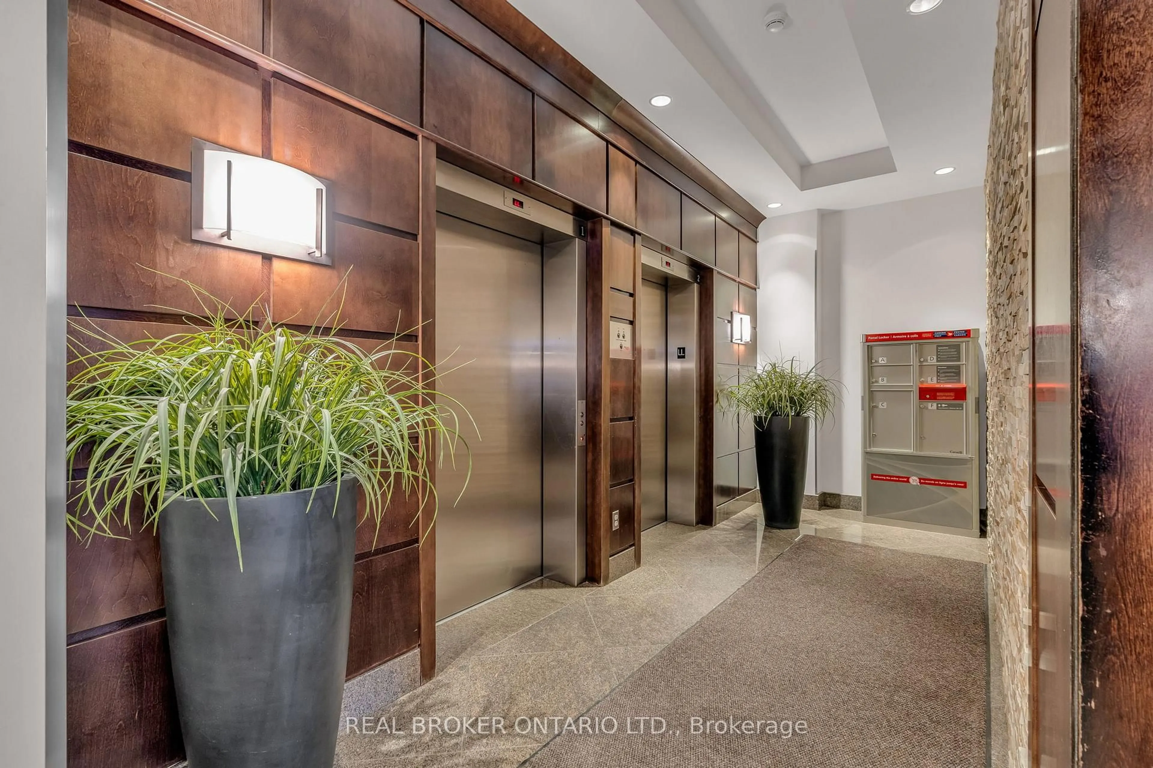 Indoor foyer for 200 Besserer St #308, Ottawa Ontario K1N 0A7