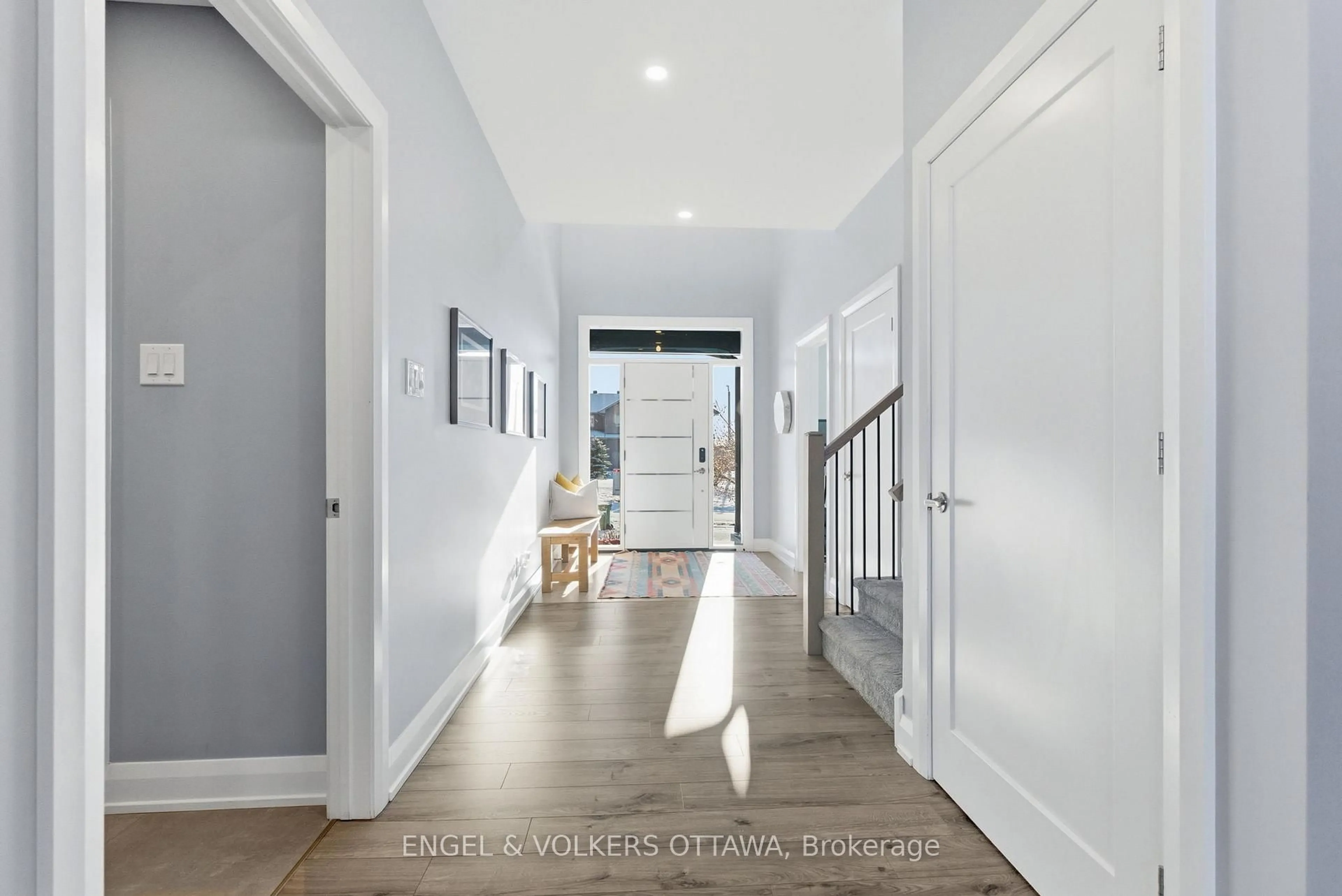 Indoor entryway for 640 Meadowridge Circ, Carp Ontario K0A 1L0