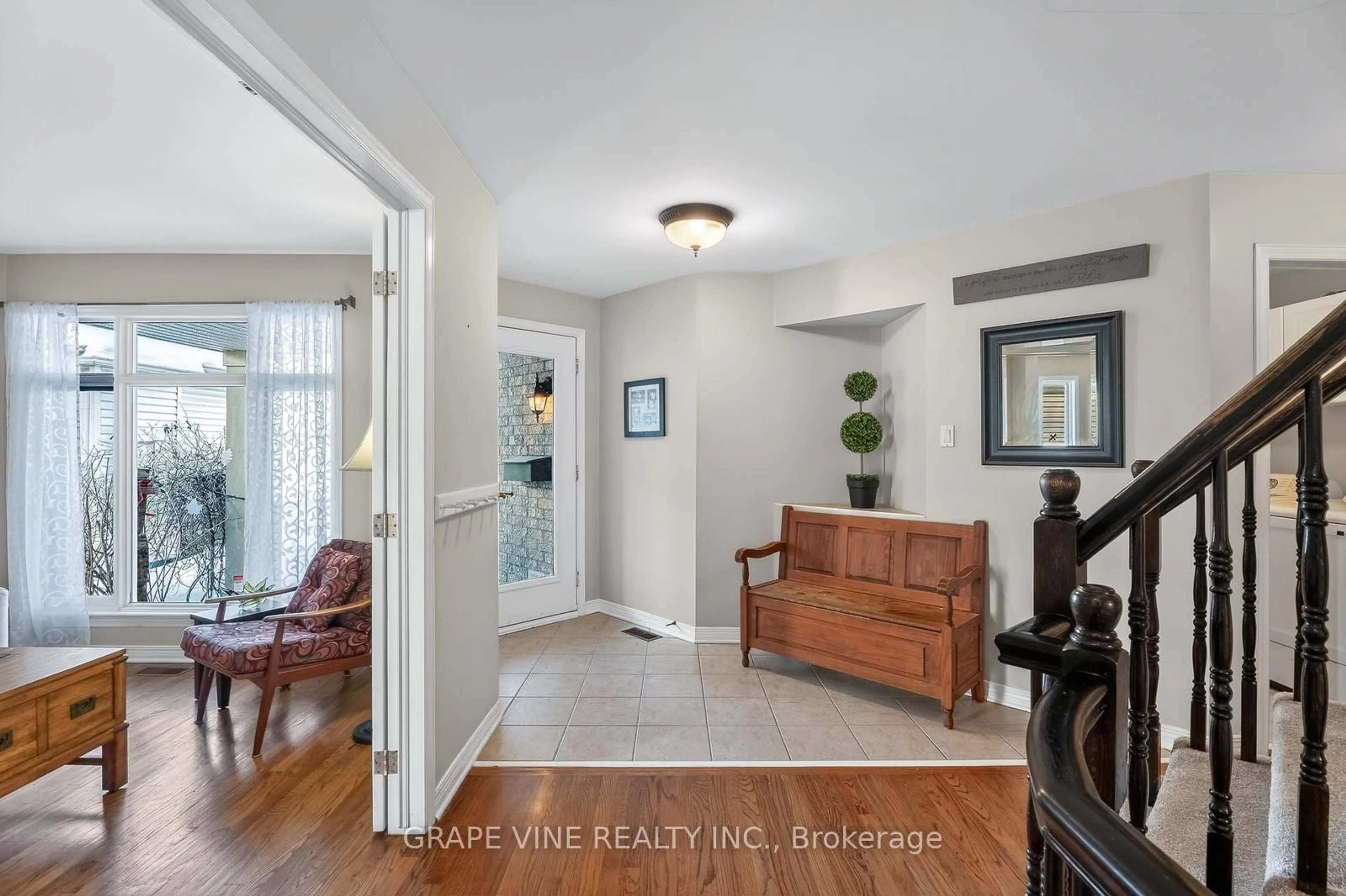 Indoor entryway for 130 Springcreek Cres, Ottawa Ontario K2M 2M1