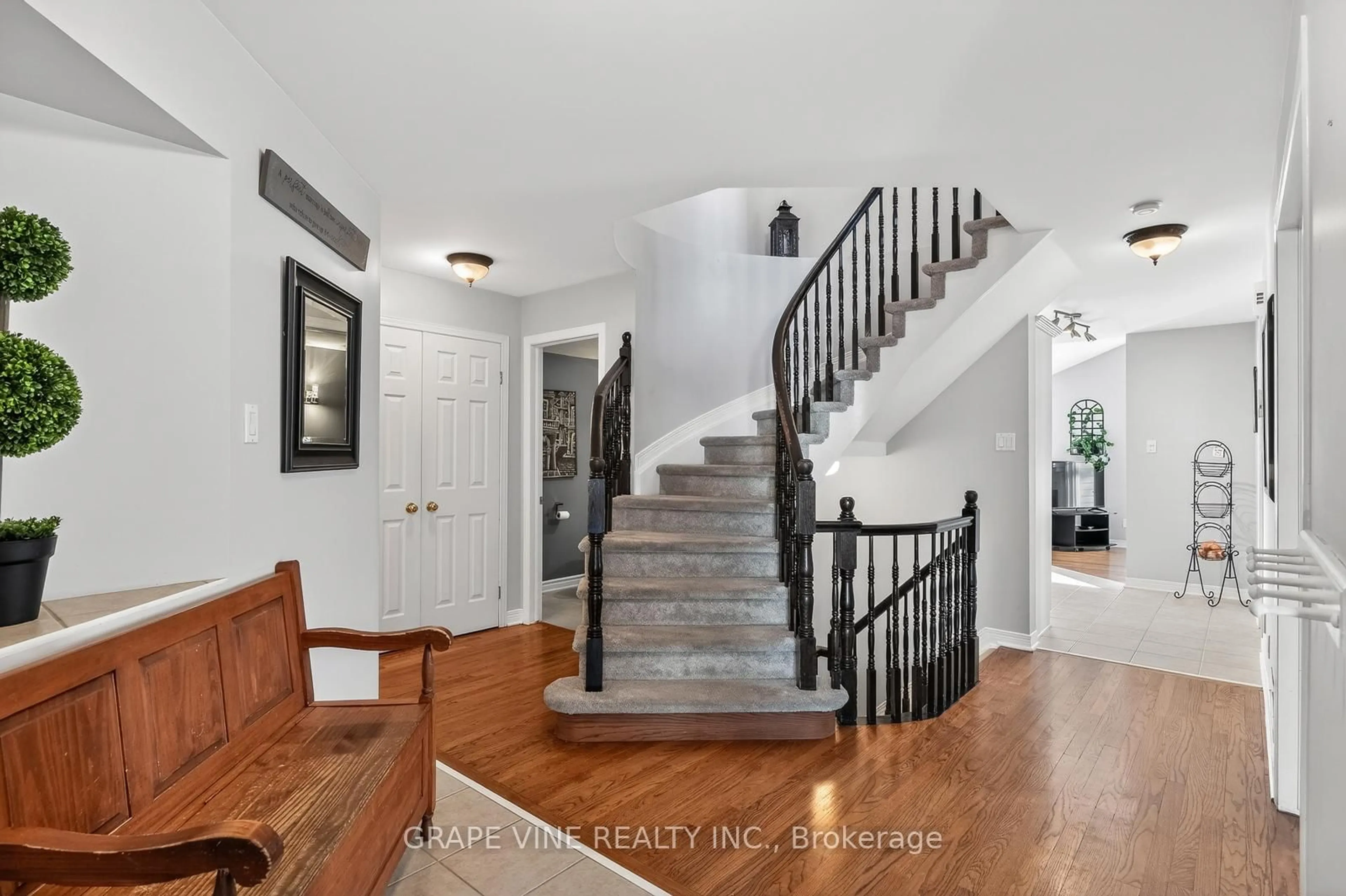 Indoor entryway for 130 Springcreek Cres, Ottawa Ontario K2M 2M1