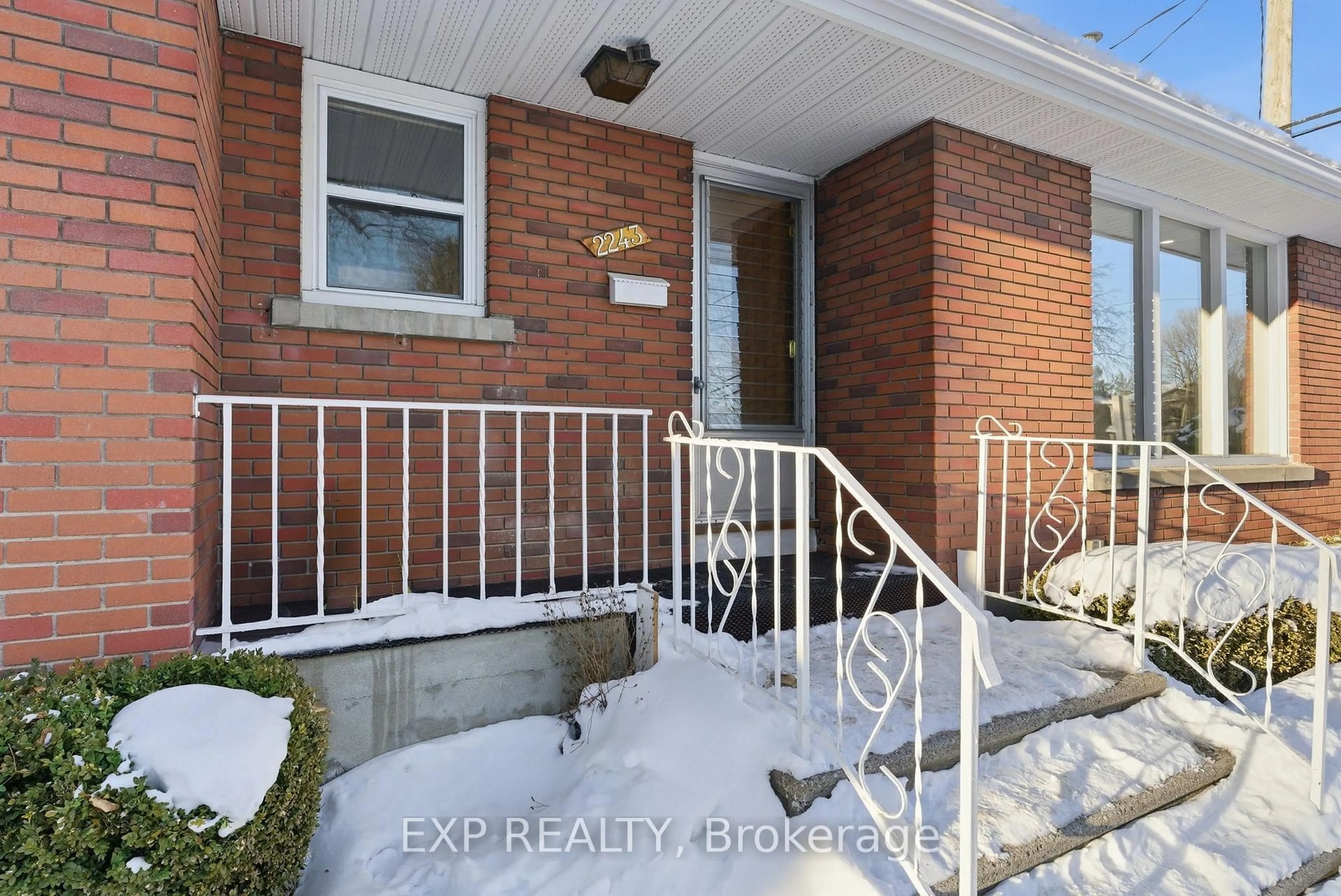 Indoor entryway for 2243 Miramichi St, Ottawa Ontario K2C 0Z1