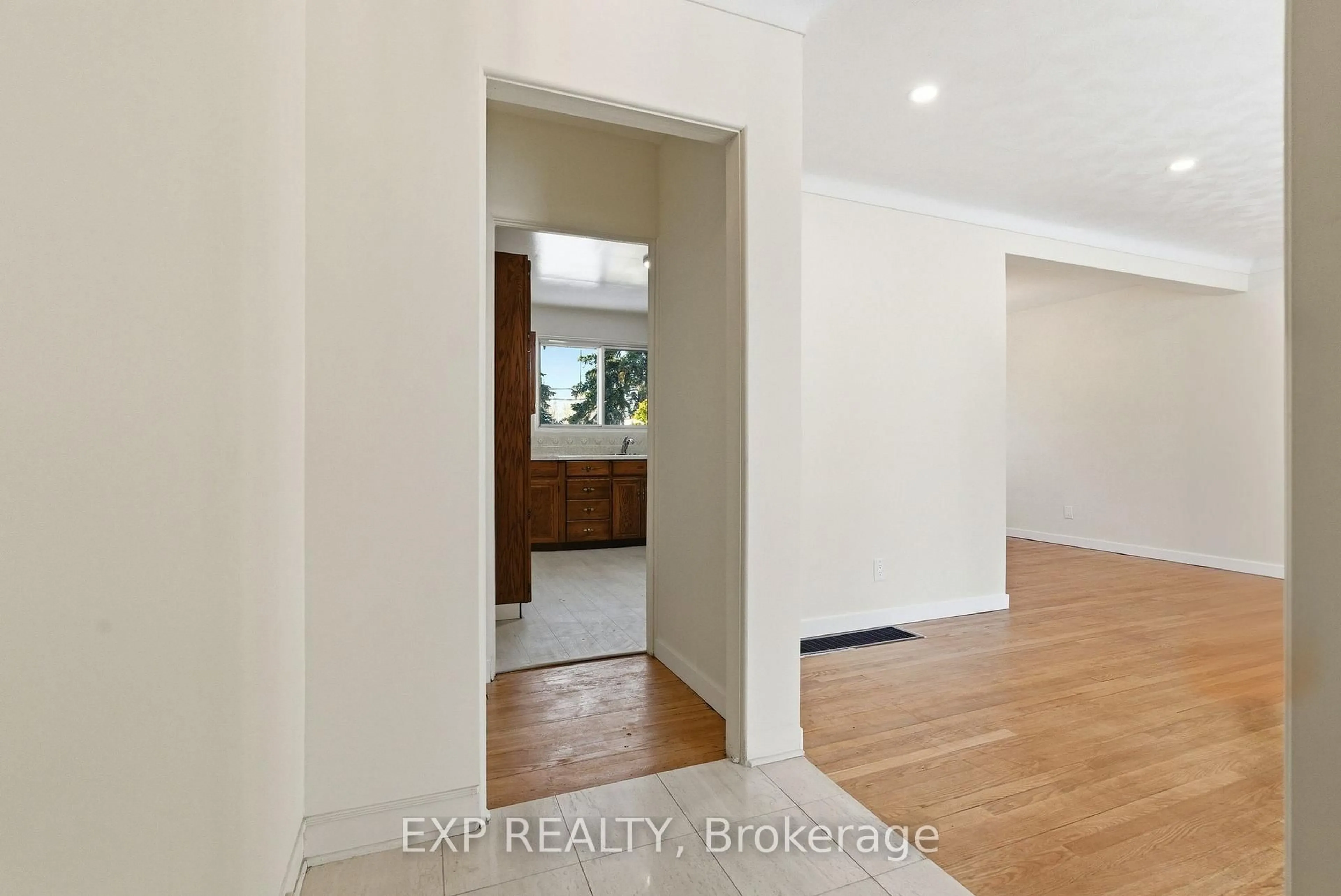 Indoor entryway for 2243 Miramichi St, Ottawa Ontario K2C 0Z1