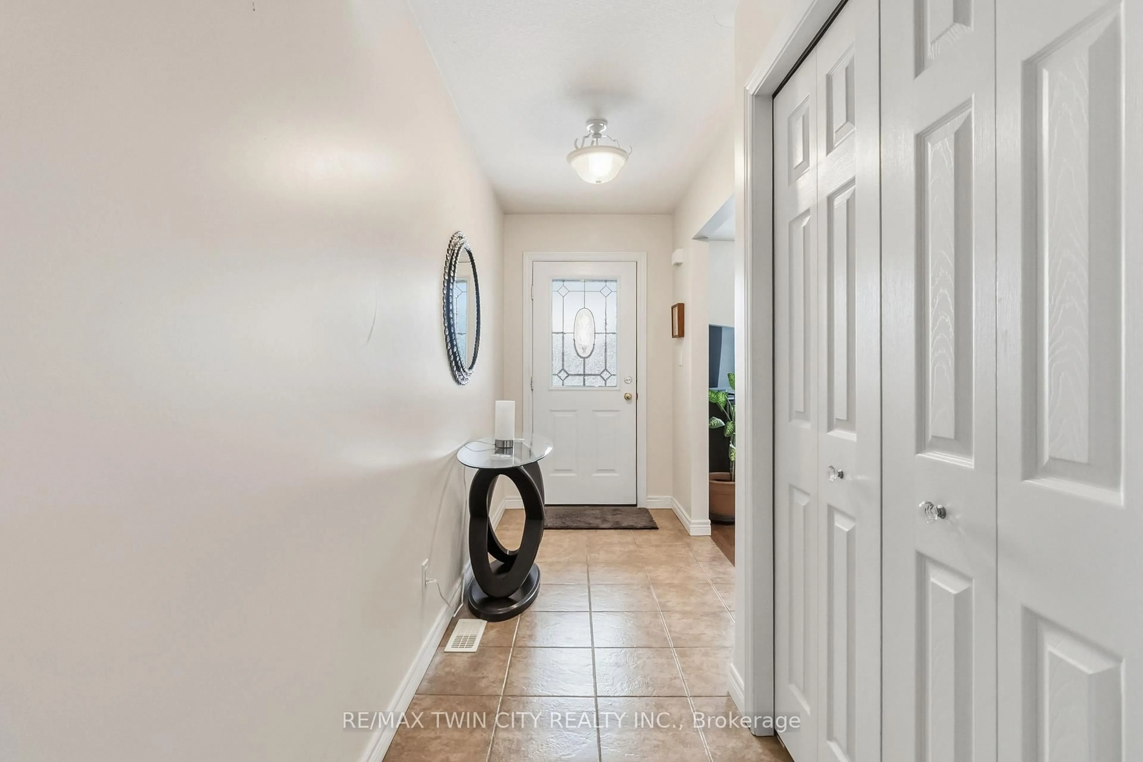 Indoor entryway for 15 Cobden Crt #14, Brantford Ontario N3R 8B7