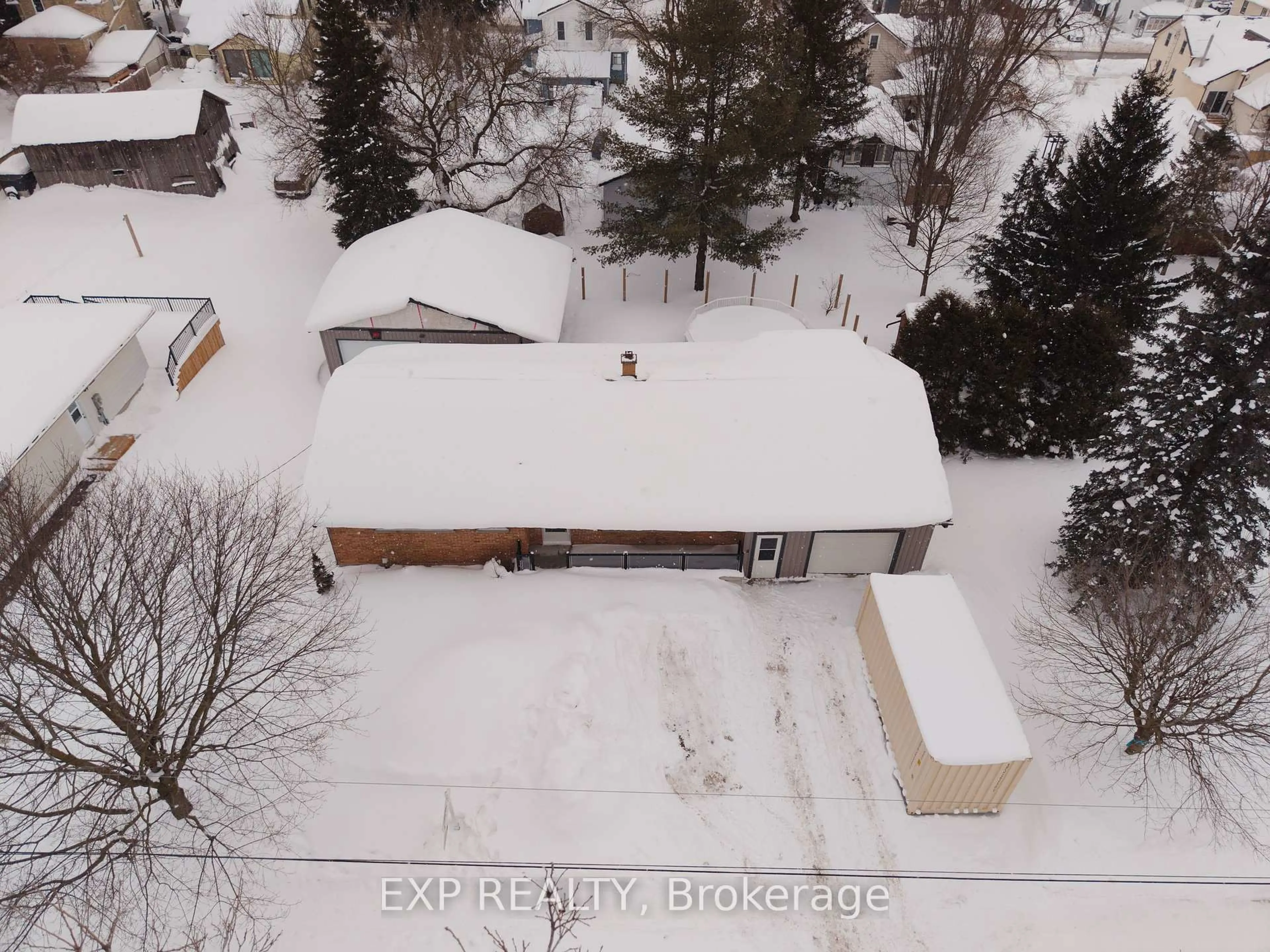 A pic from outside/outdoor area/front of a property/back of a property/a pic from drone, unknown for 1080 Henry St, Wellesley Ontario N0B 2T0