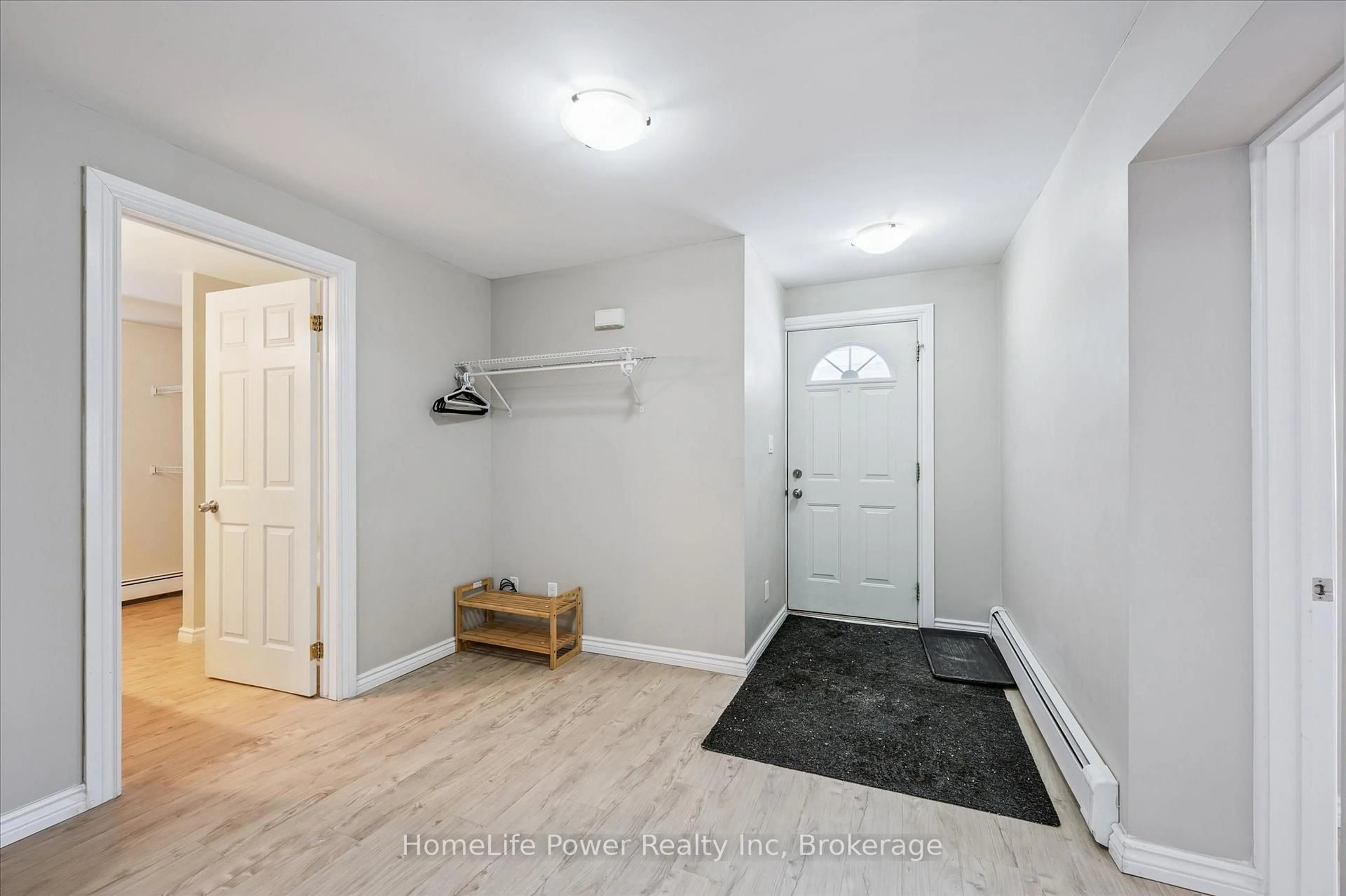 Indoor entryway for 319 Victoria St, Kitchener Ontario N2M 3A4
