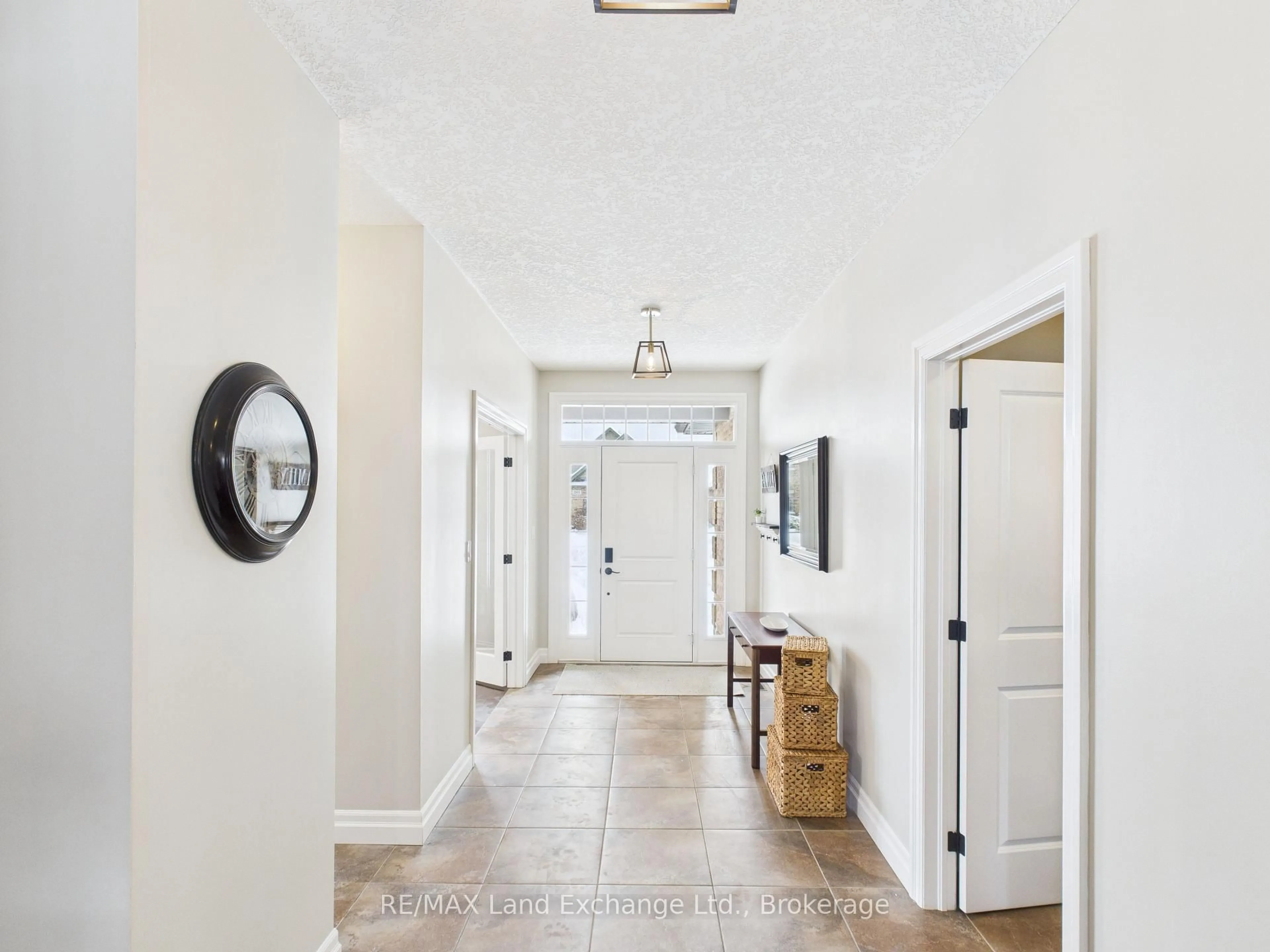 Indoor entryway for 276 Wieck Blvd, Kincardine Ontario N2Z 0A8