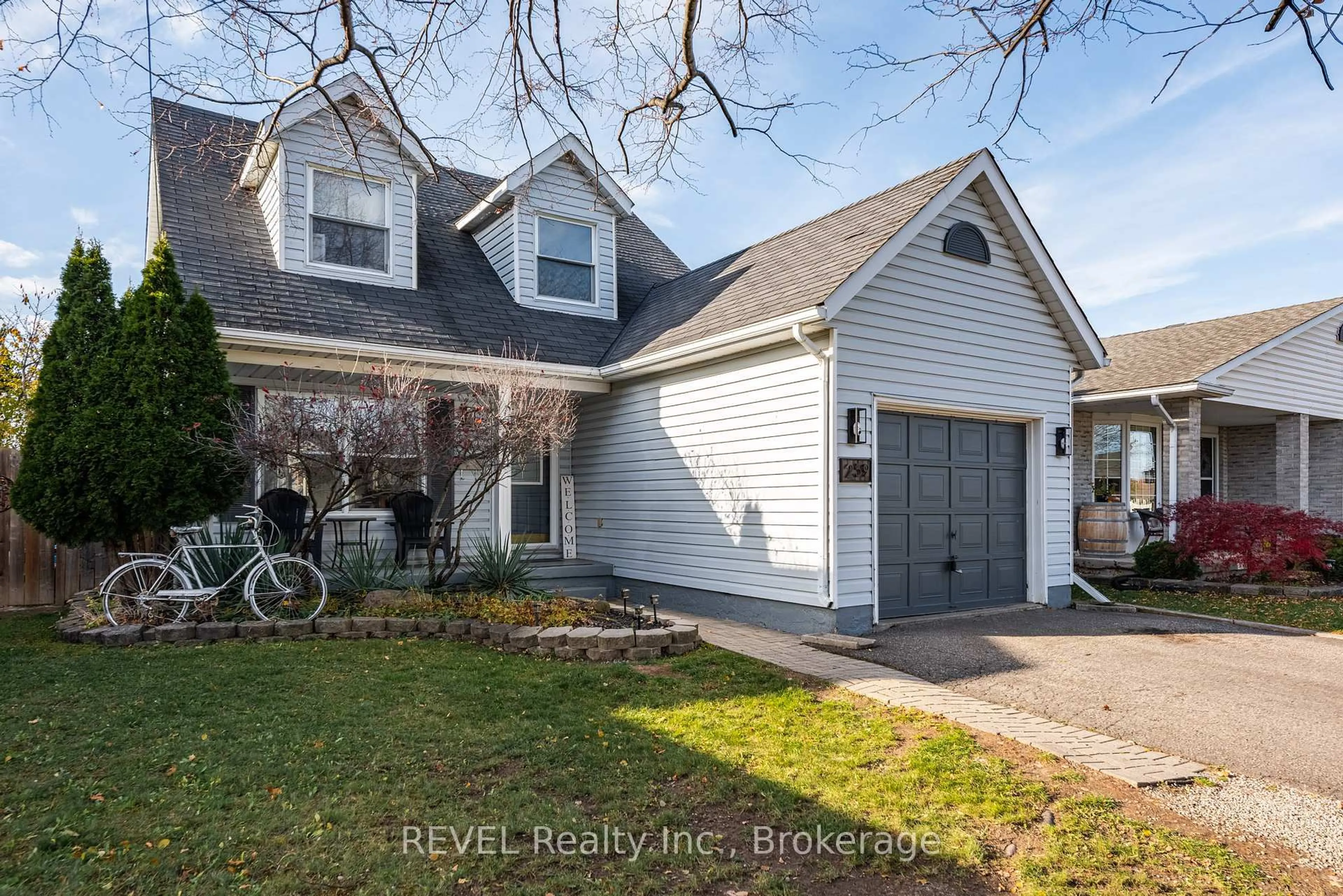 Home with vinyl exterior material, street for 259 VANSICKLE Rd, St. Catharines Ontario L2S 2S9