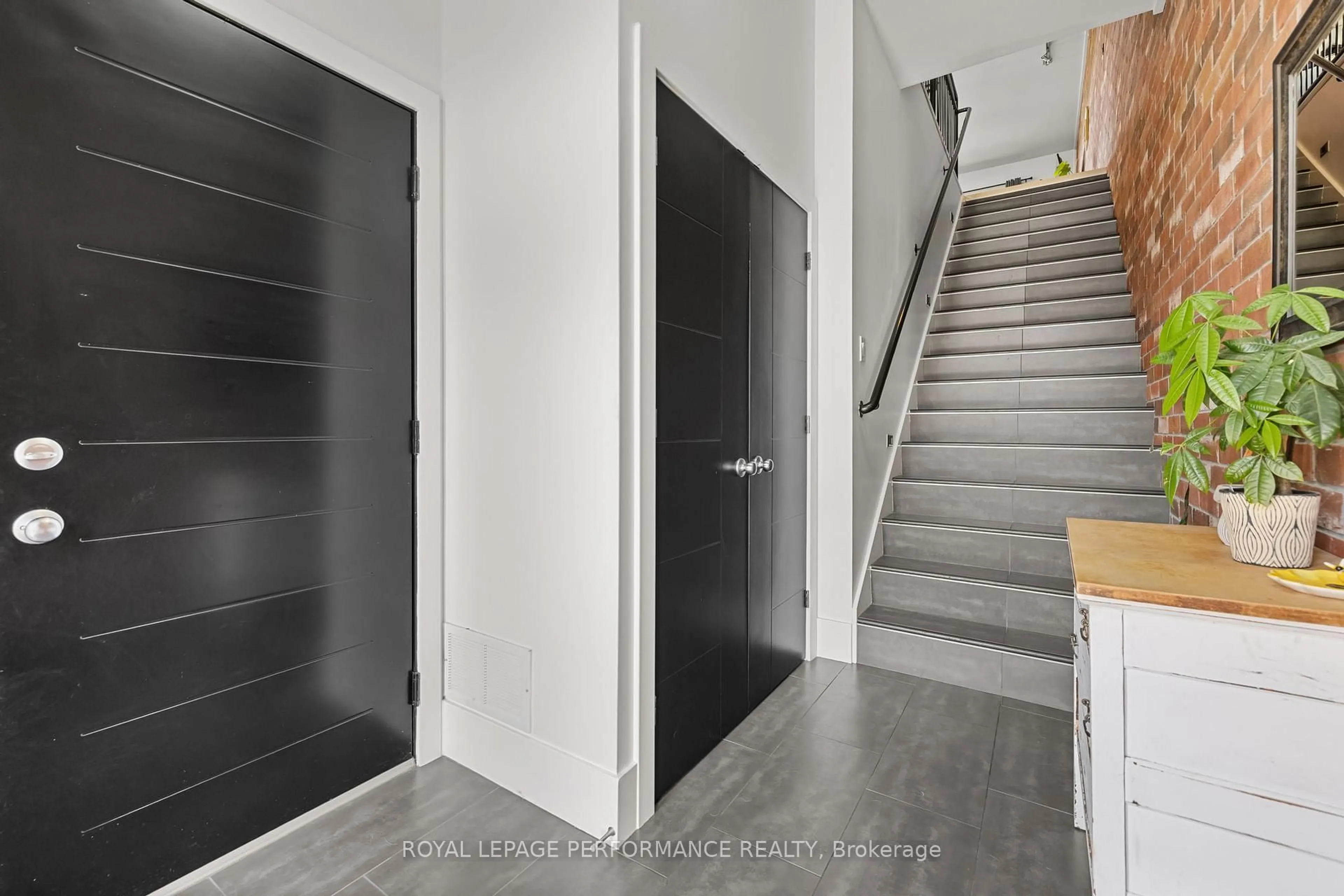 Indoor entryway for 758 St Joseph St #B, Casselman Ontario K0A 1M0