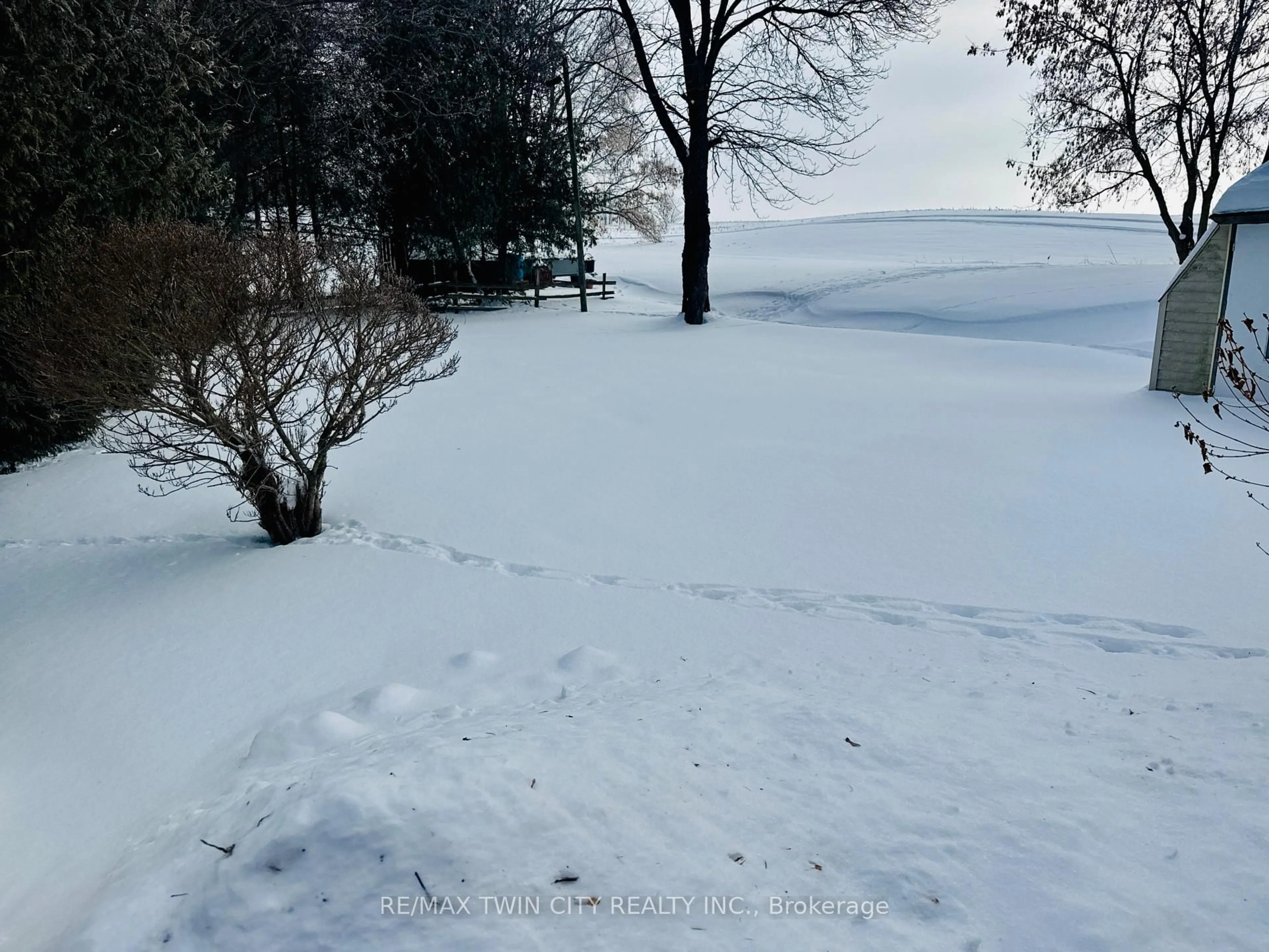 Blurry image for 83 Elm St, Norfolk Ontario N3Y 3B7