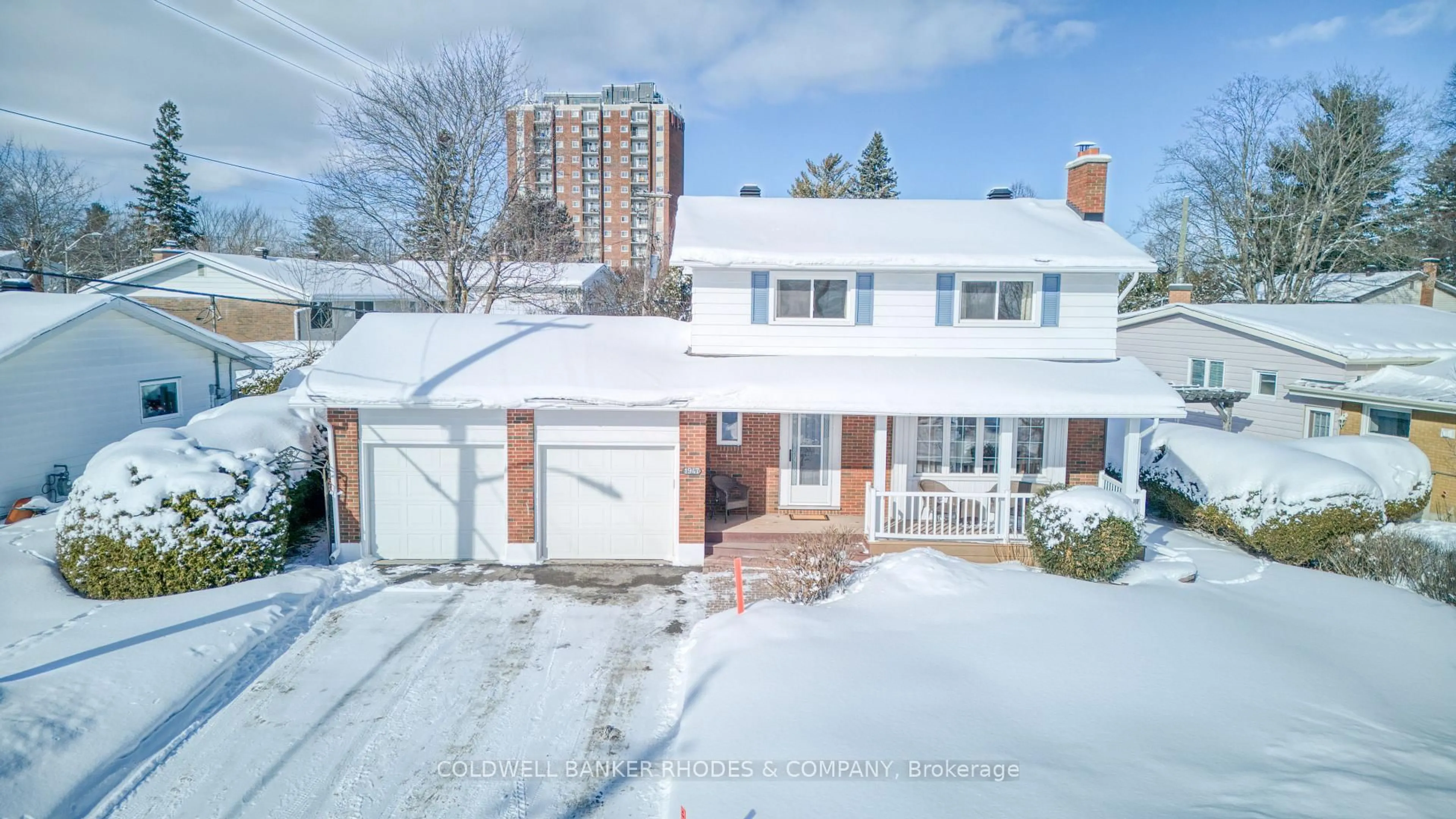 A pic from outside/outdoor area/front of a property/back of a property/a pic from drone, street for 1947 Conrad Ave, Ottawa Ontario K1H 6V7