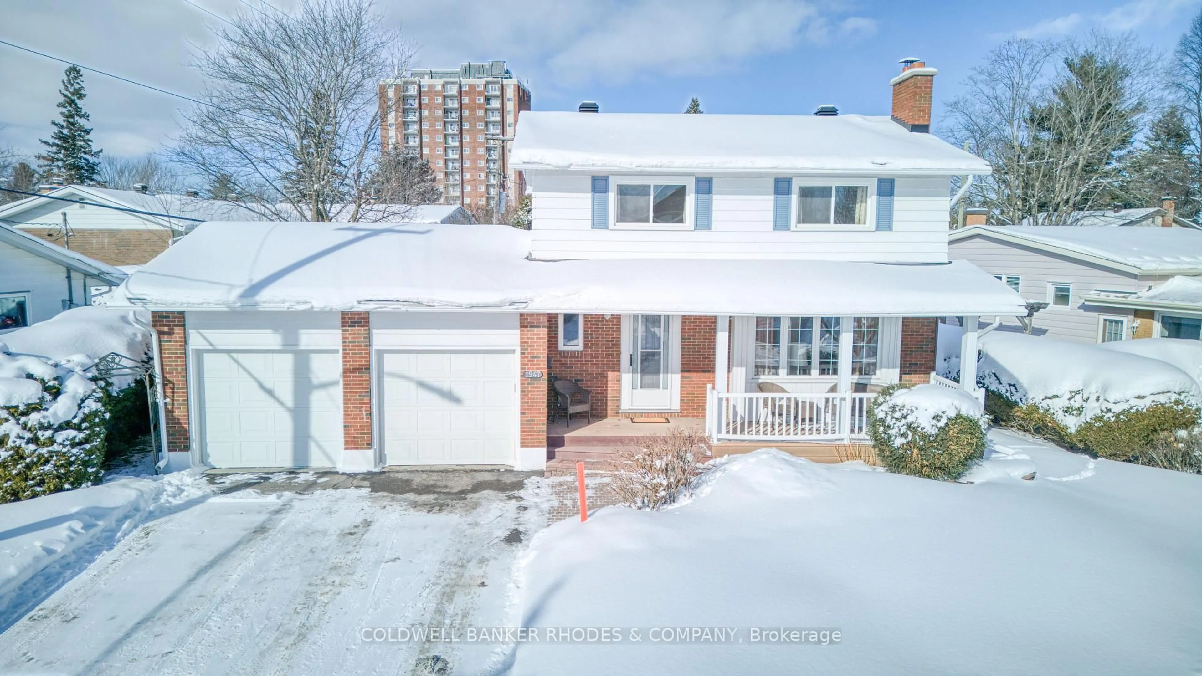 A pic from outside/outdoor area/front of a property/back of a property/a pic from drone, street for 1947 Conrad Ave, Ottawa Ontario K1H 6V7