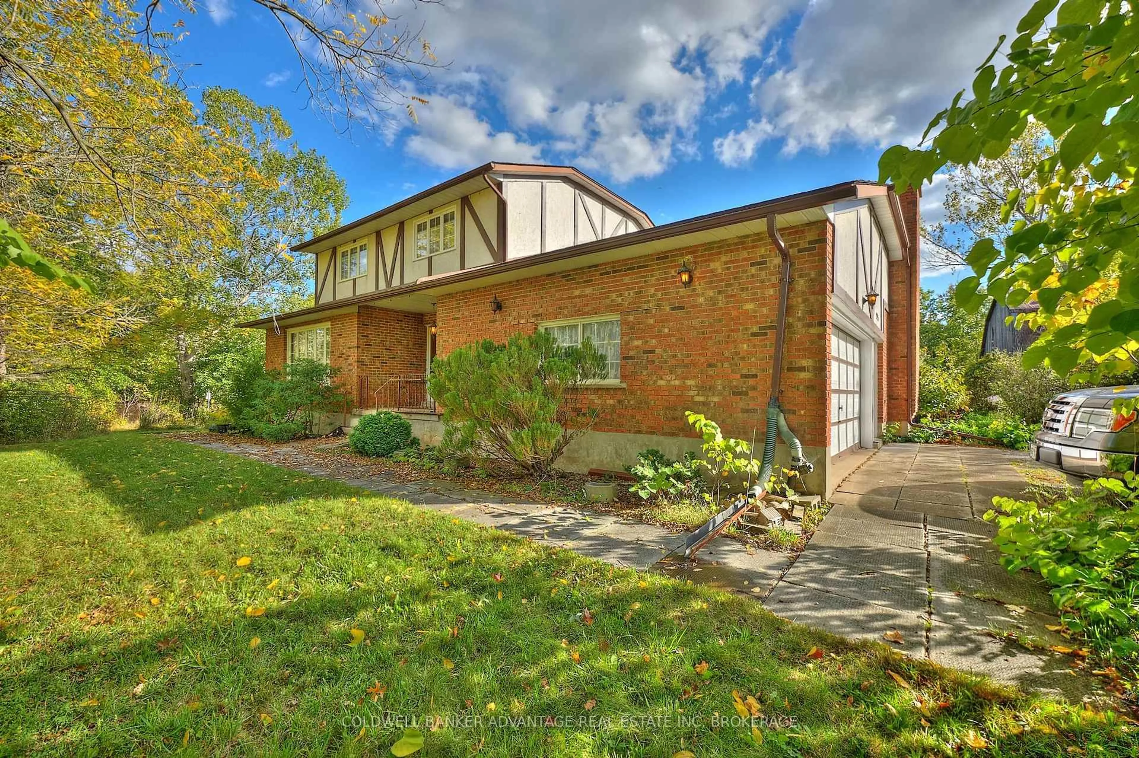 Home with brick exterior material, street for 925 Carl Rd, Welland Ontario L0S 1K0