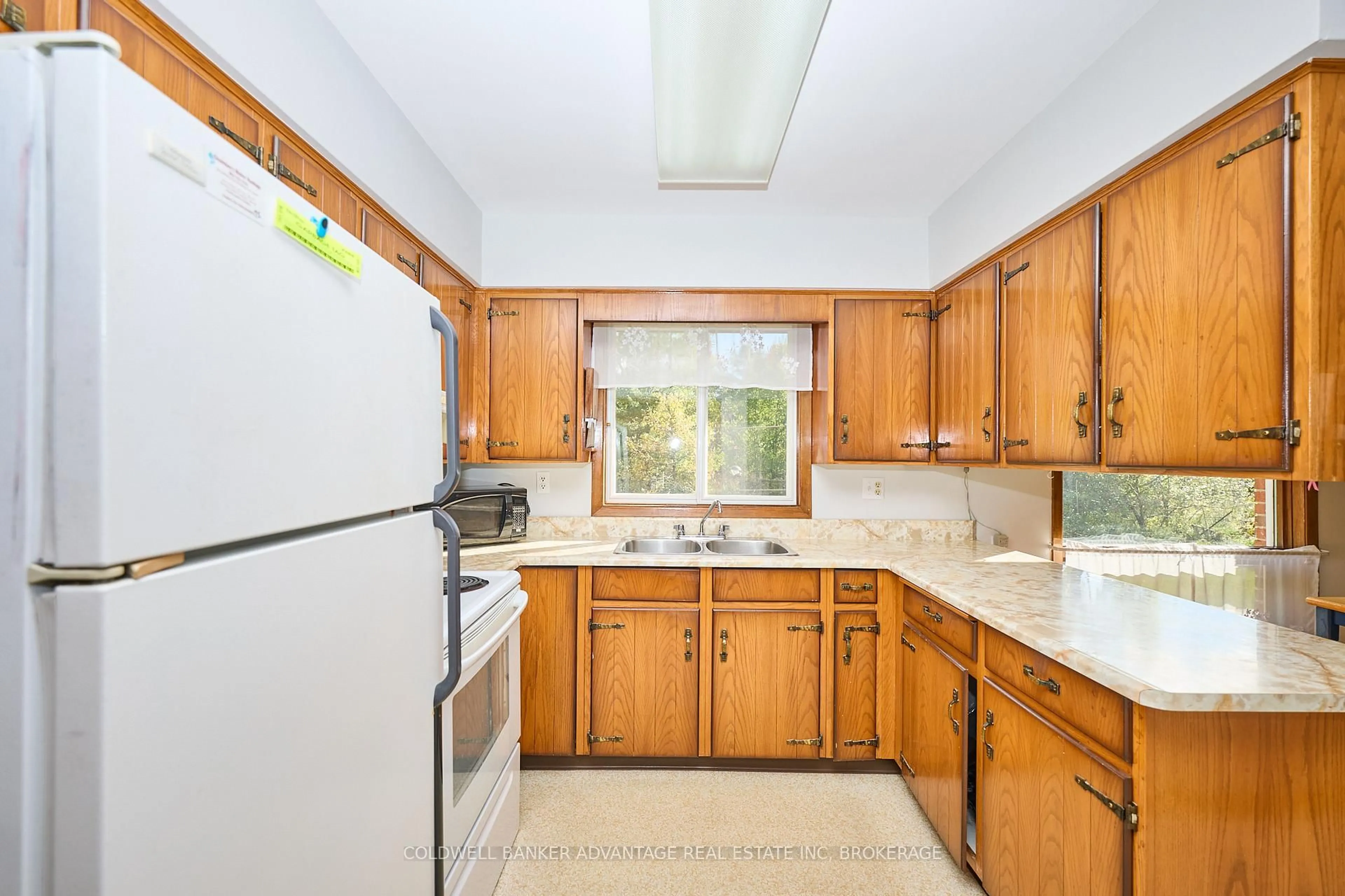 Standard kitchen, unknown for 925 Carl Rd, Welland Ontario L0S 1K0
