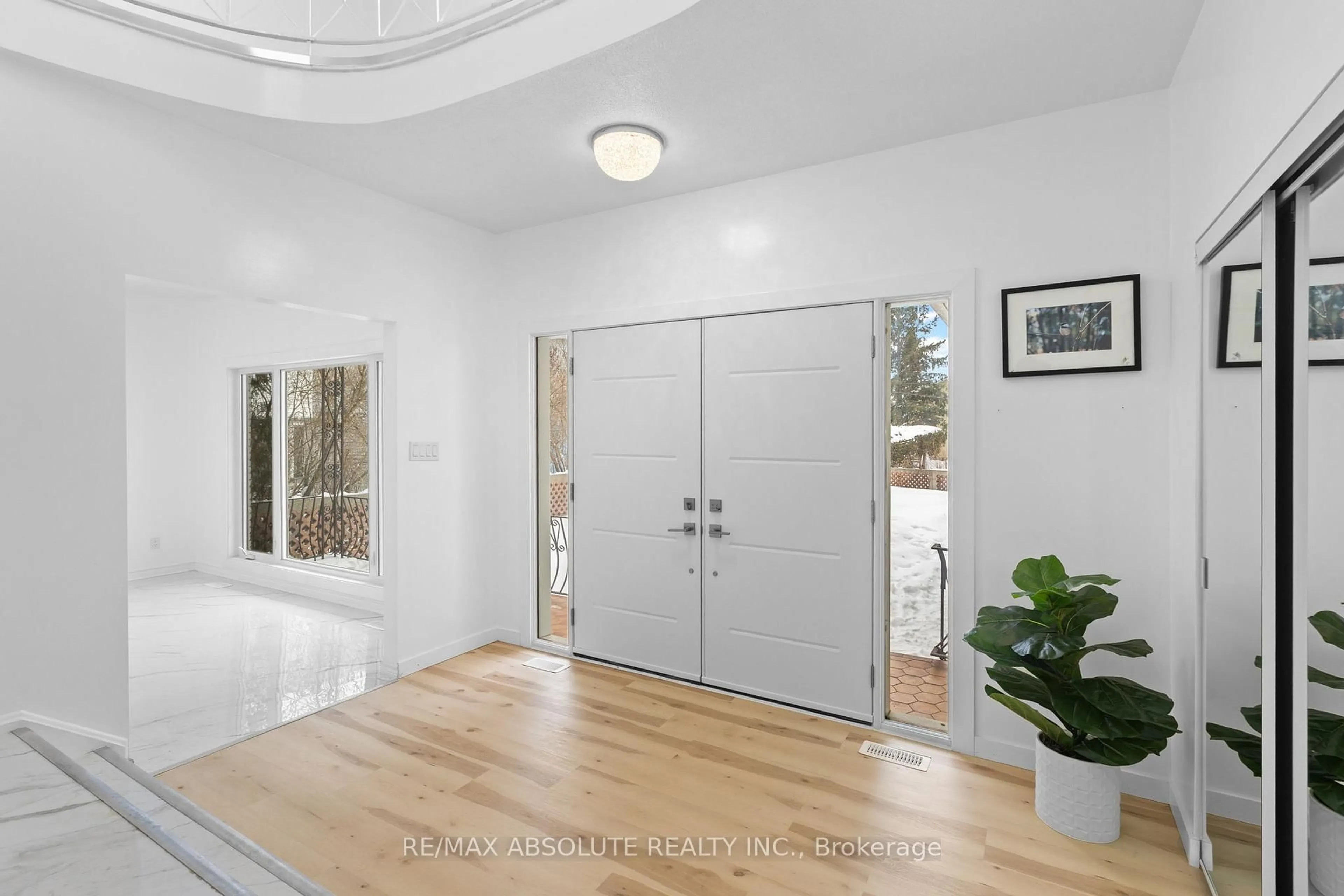 Indoor entryway for 1444 Normandy Cres, Ottawa Ontario K2C 0N6