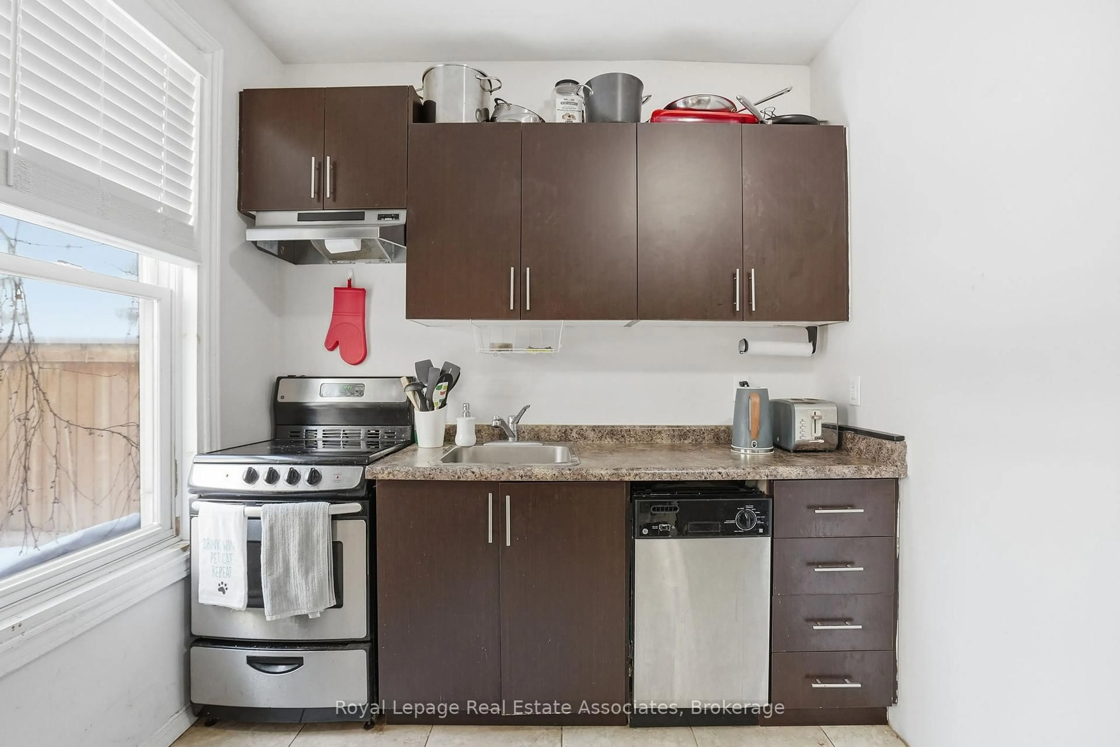 Standard kitchen, unknown for 51 Wellington St, Hamilton Ontario L8R 1M9