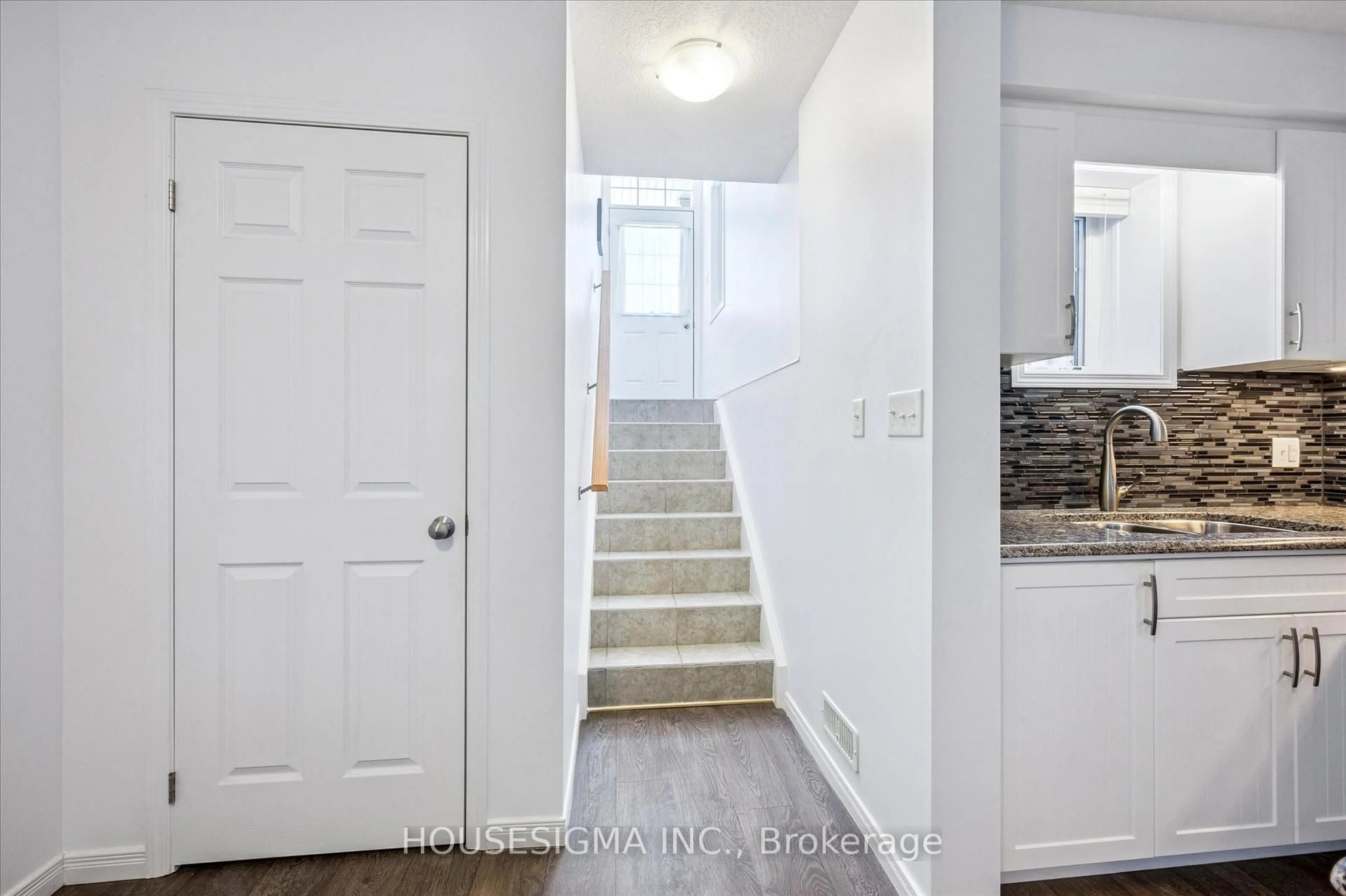 Indoor entryway for 388 Old Huron Rd #1A, Kitchener Ontario N2R 0J5