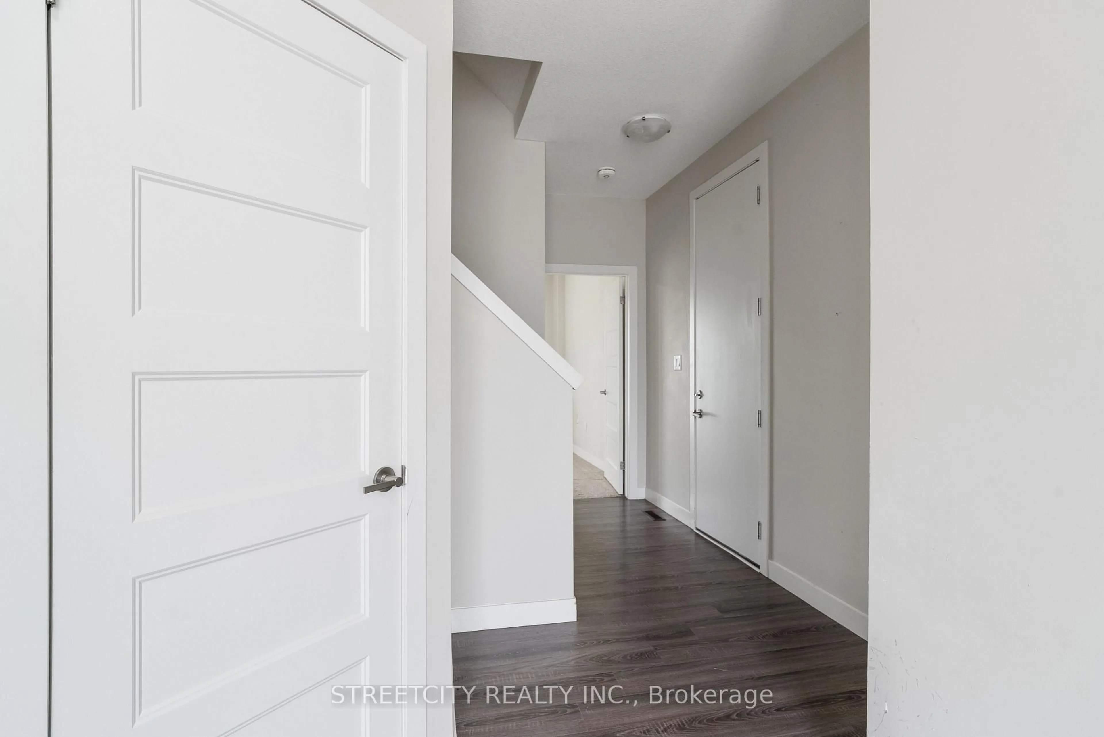 Indoor entryway for 964 West Village Sq, London North Ontario N6H 0J7