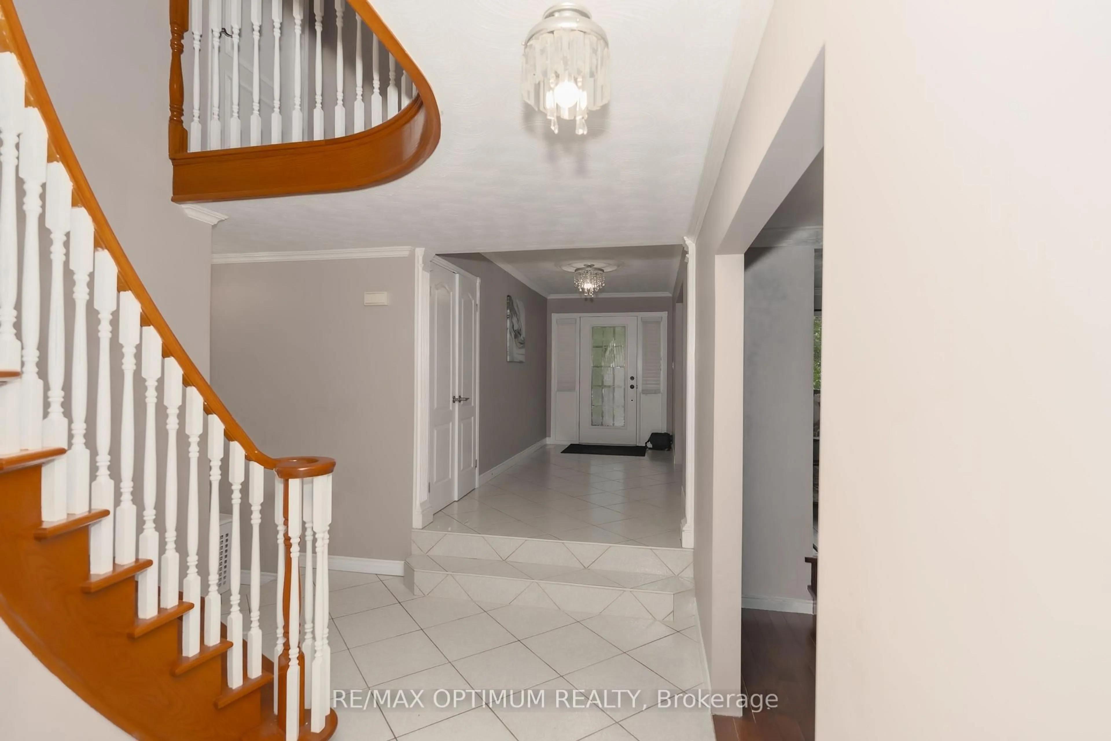 Indoor foyer for 111 AUBREY Ave, Hamilton Ontario L8J 2T2