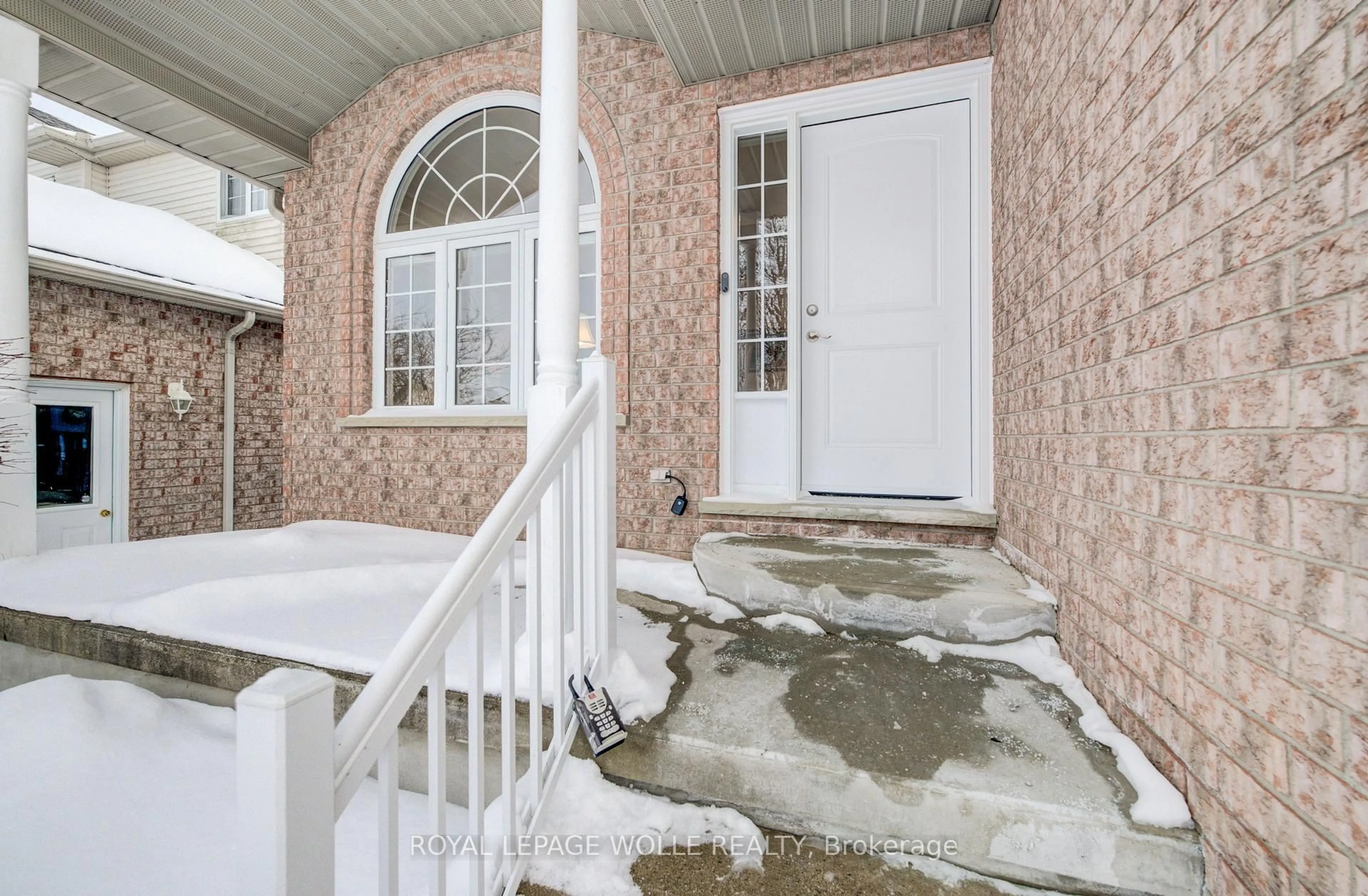 Indoor entryway for 505 Sandbanks Cres, Waterloo Ontario N2V 2J3