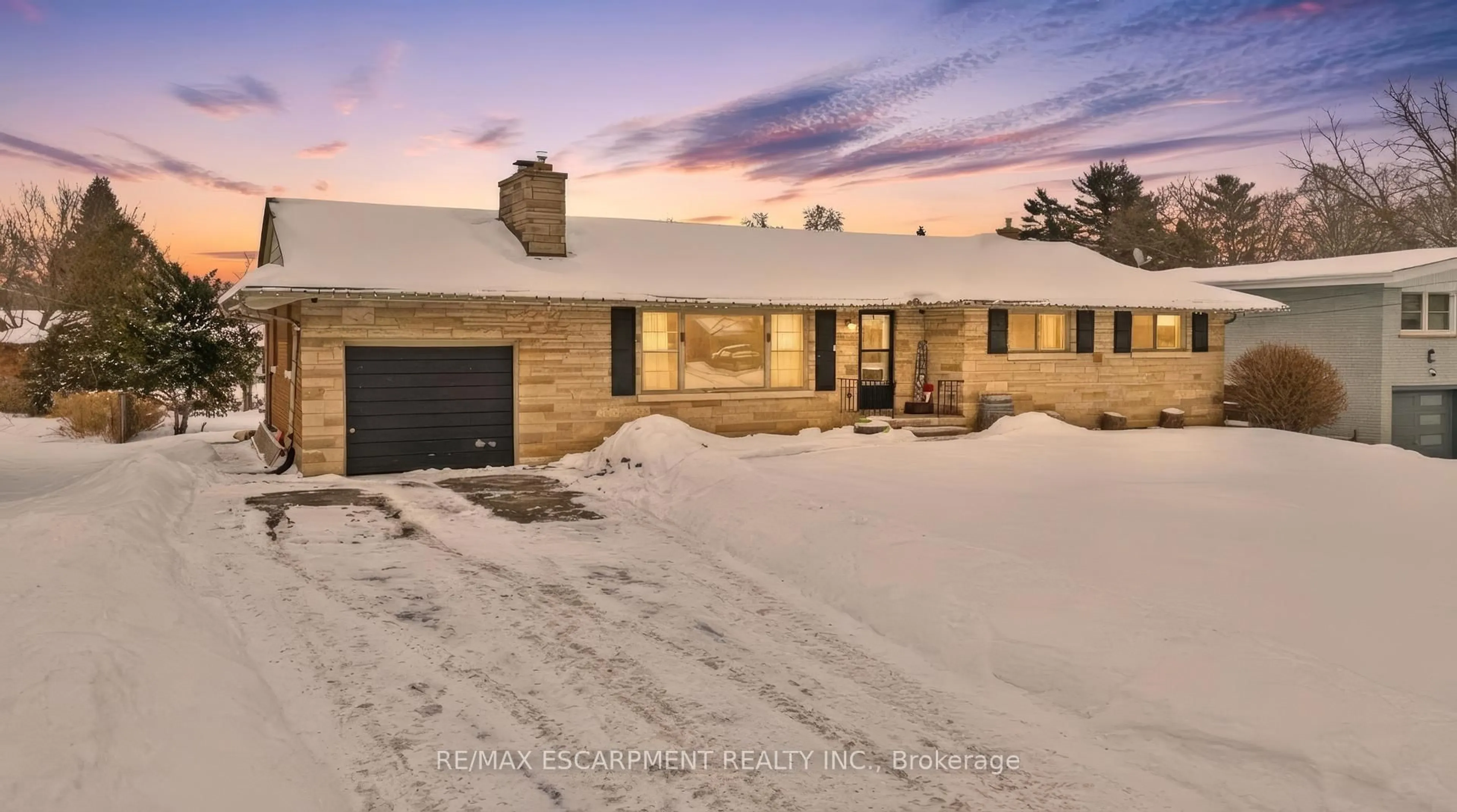 A pic from outside/outdoor area/front of a property/back of a property/a pic from drone, street for 4 Mountview Ave, Grimsby Ontario L3M 1V5