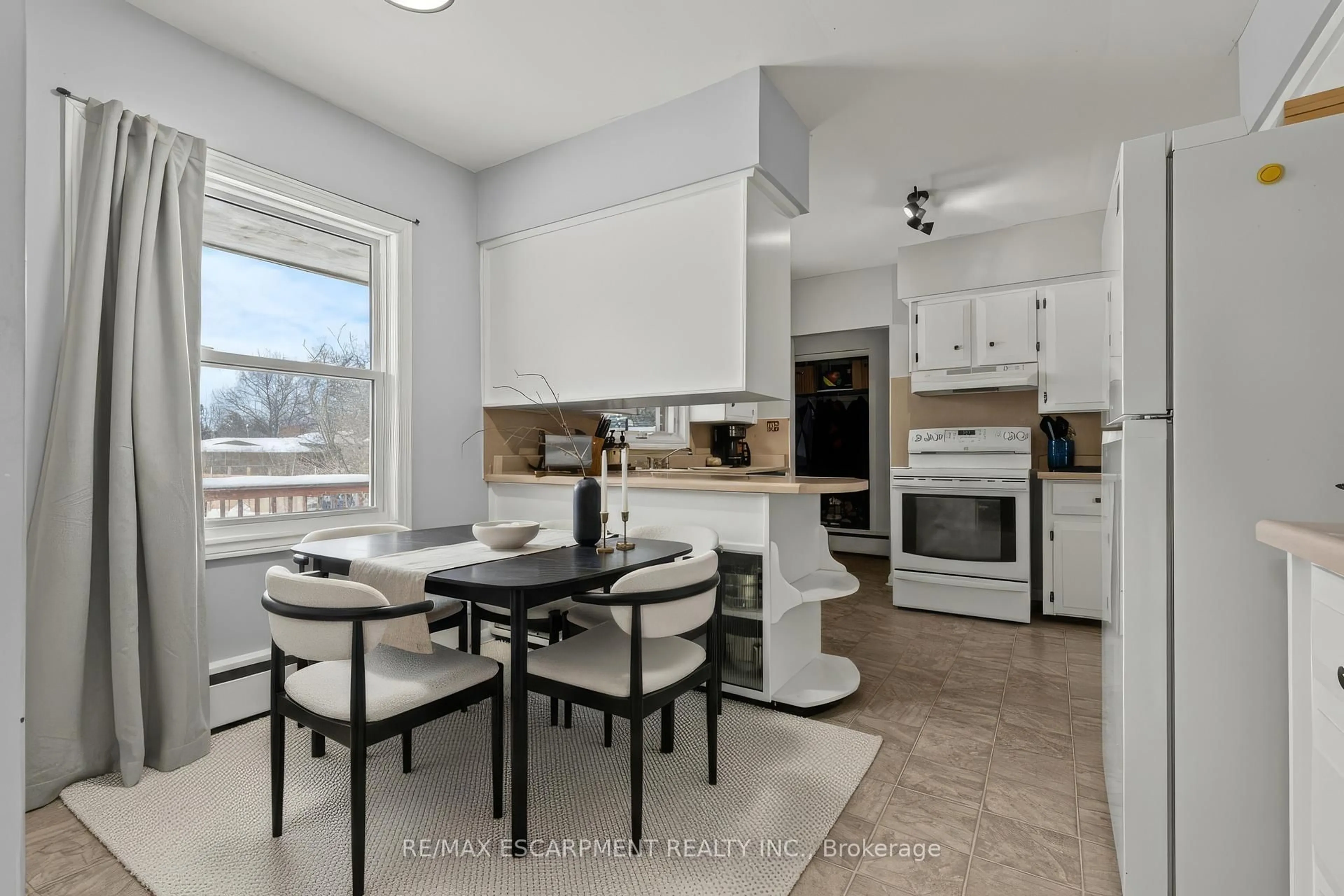 Open concept kitchen, ceramic/tile floor for 4 Mountview Ave, Grimsby Ontario L3M 1V5