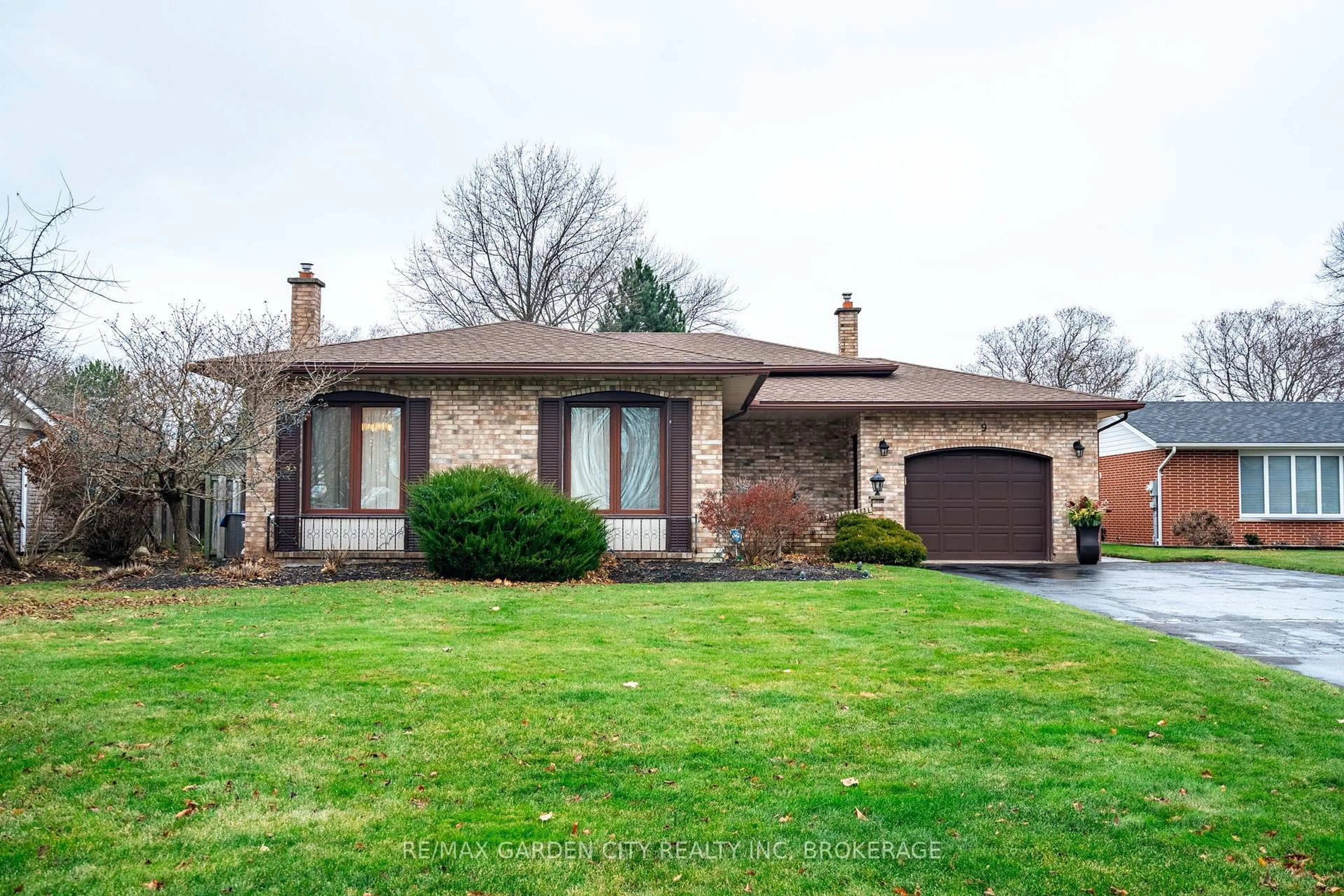 Home with brick exterior material, street for 9 Royal Oak Dr, St. Catharines Ontario L2N 4B7