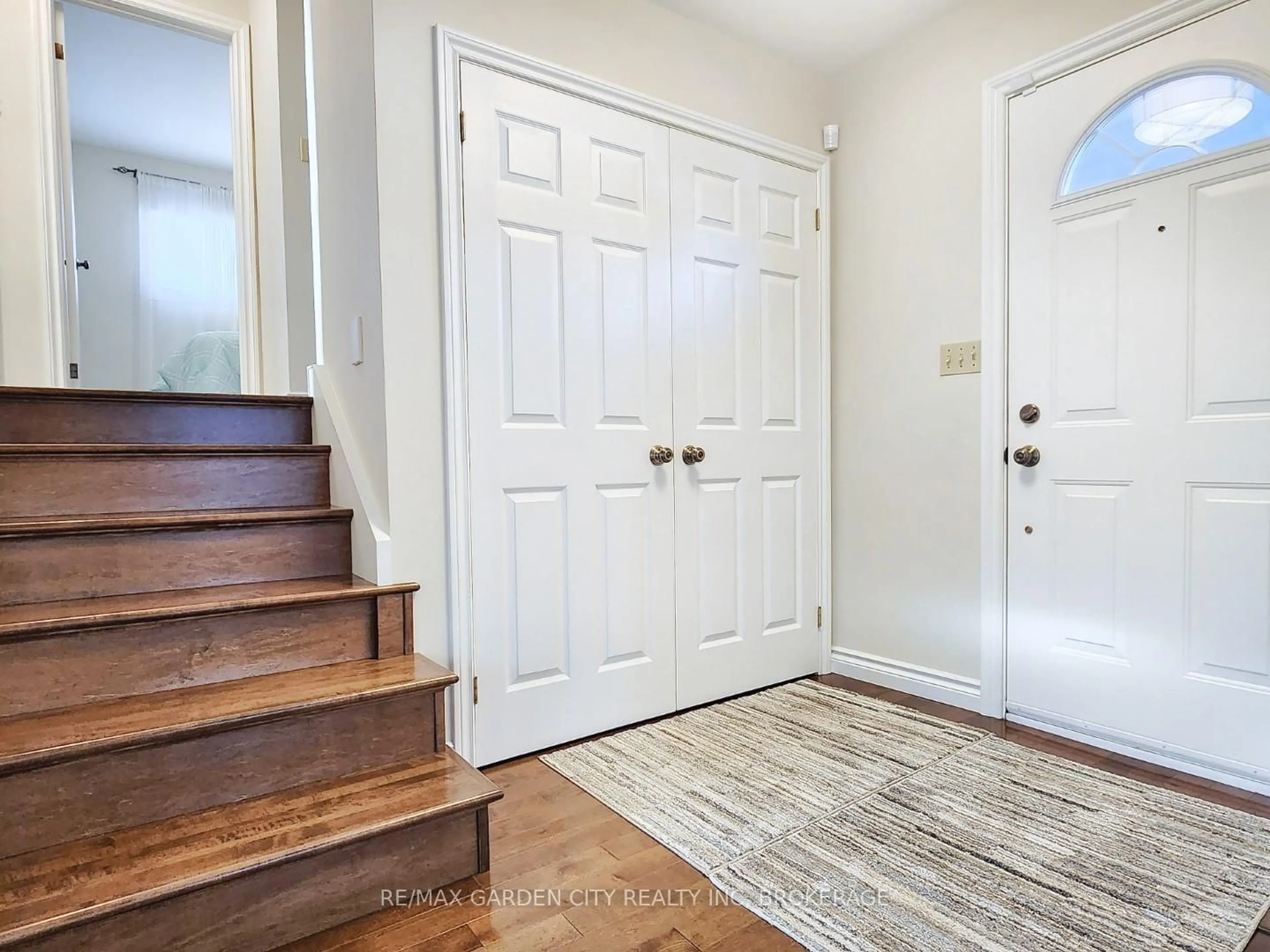 Indoor entryway for 9 Royal Oak Dr, St. Catharines Ontario L2N 4B7