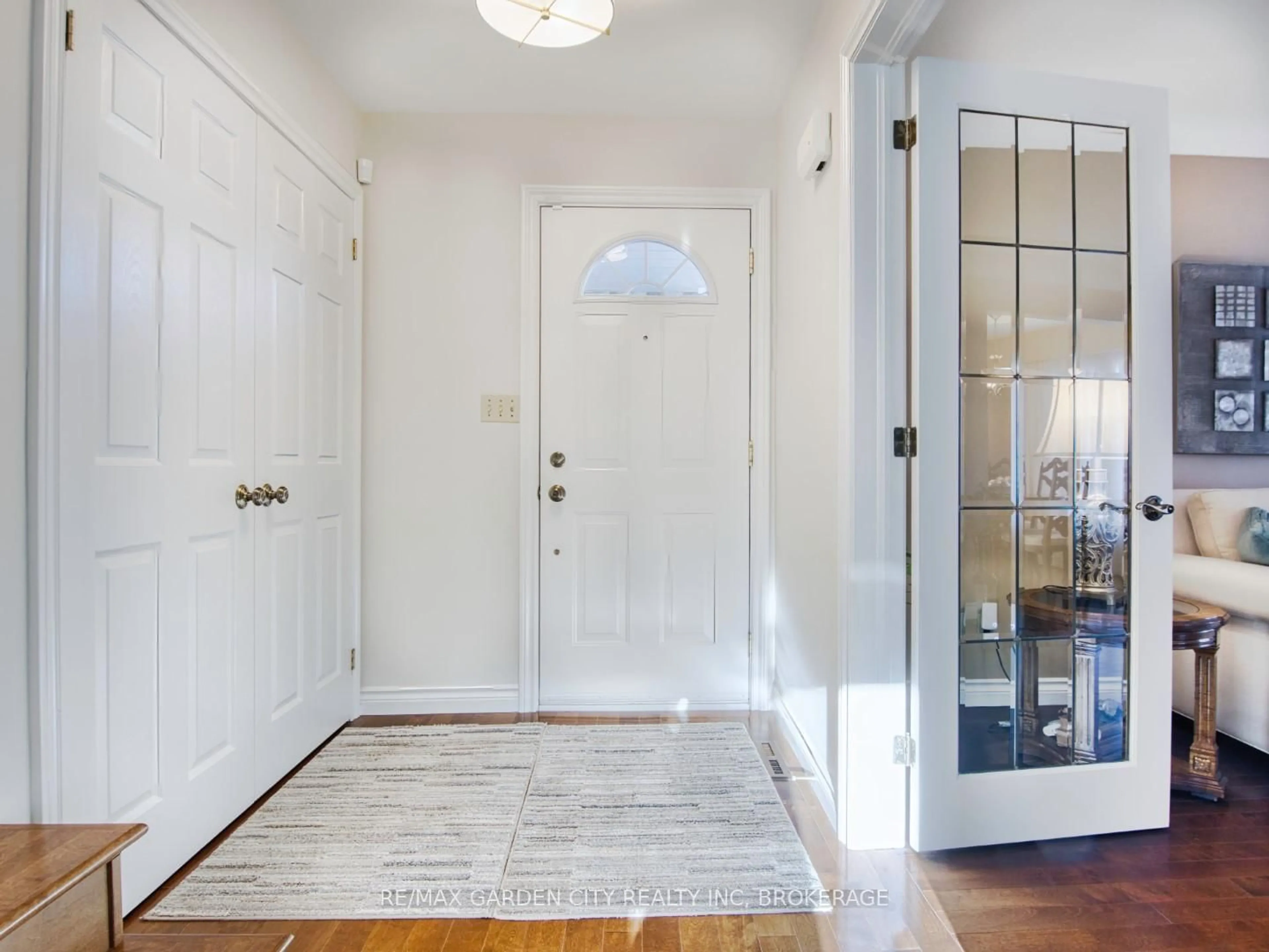 Indoor entryway for 9 Royal Oak Dr, St. Catharines Ontario L2N 4B7