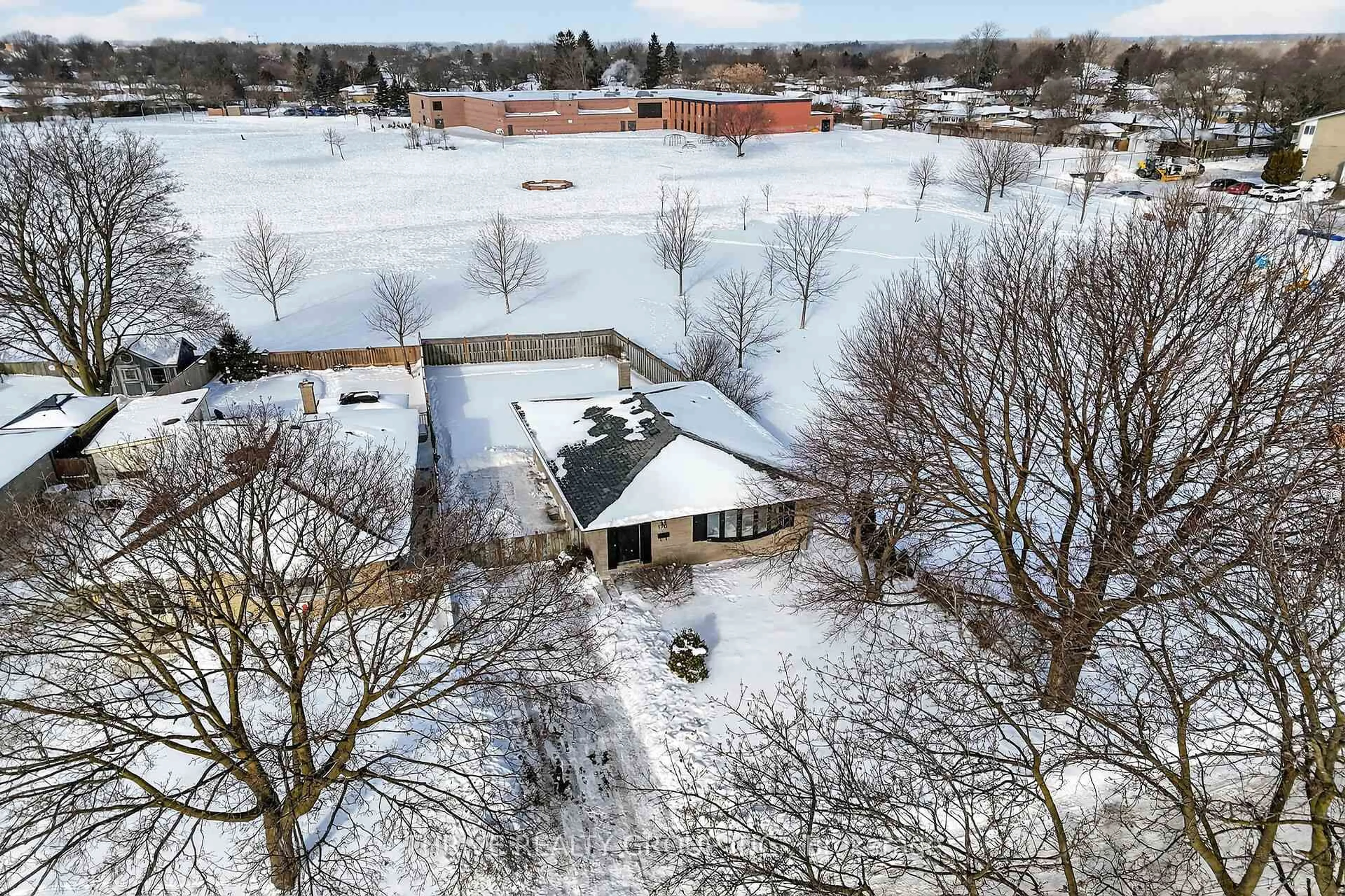 A pic from outside/outdoor area/front of a property/back of a property/a pic from drone, unknown for 170 Pawnee Rd, London East Ontario N5V 2S8