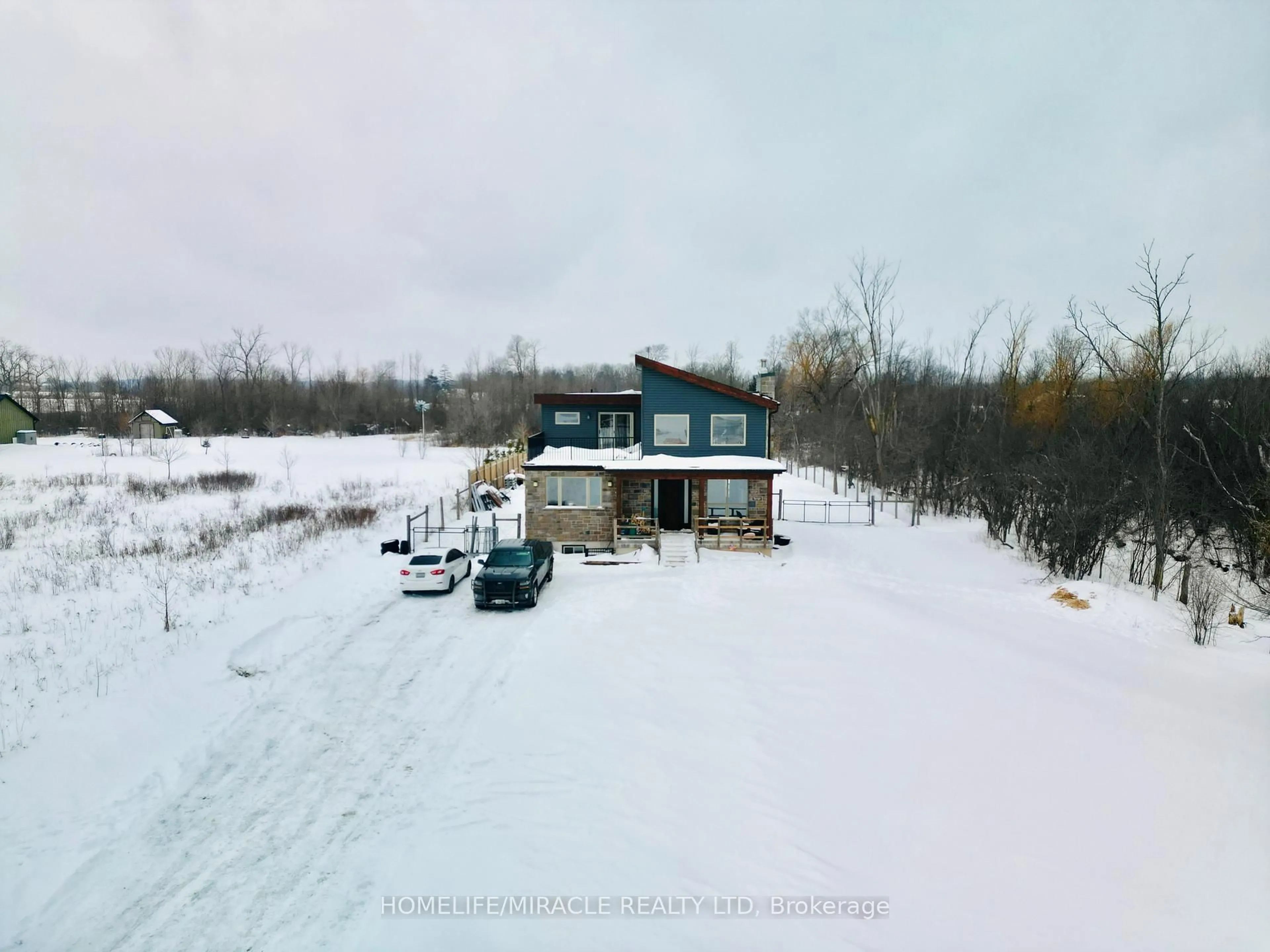 A pic from outside/outdoor area/front of a property/back of a property/a pic from drone, building for 14123 Montrose Rd, Niagara Falls Ontario L3B 5N7