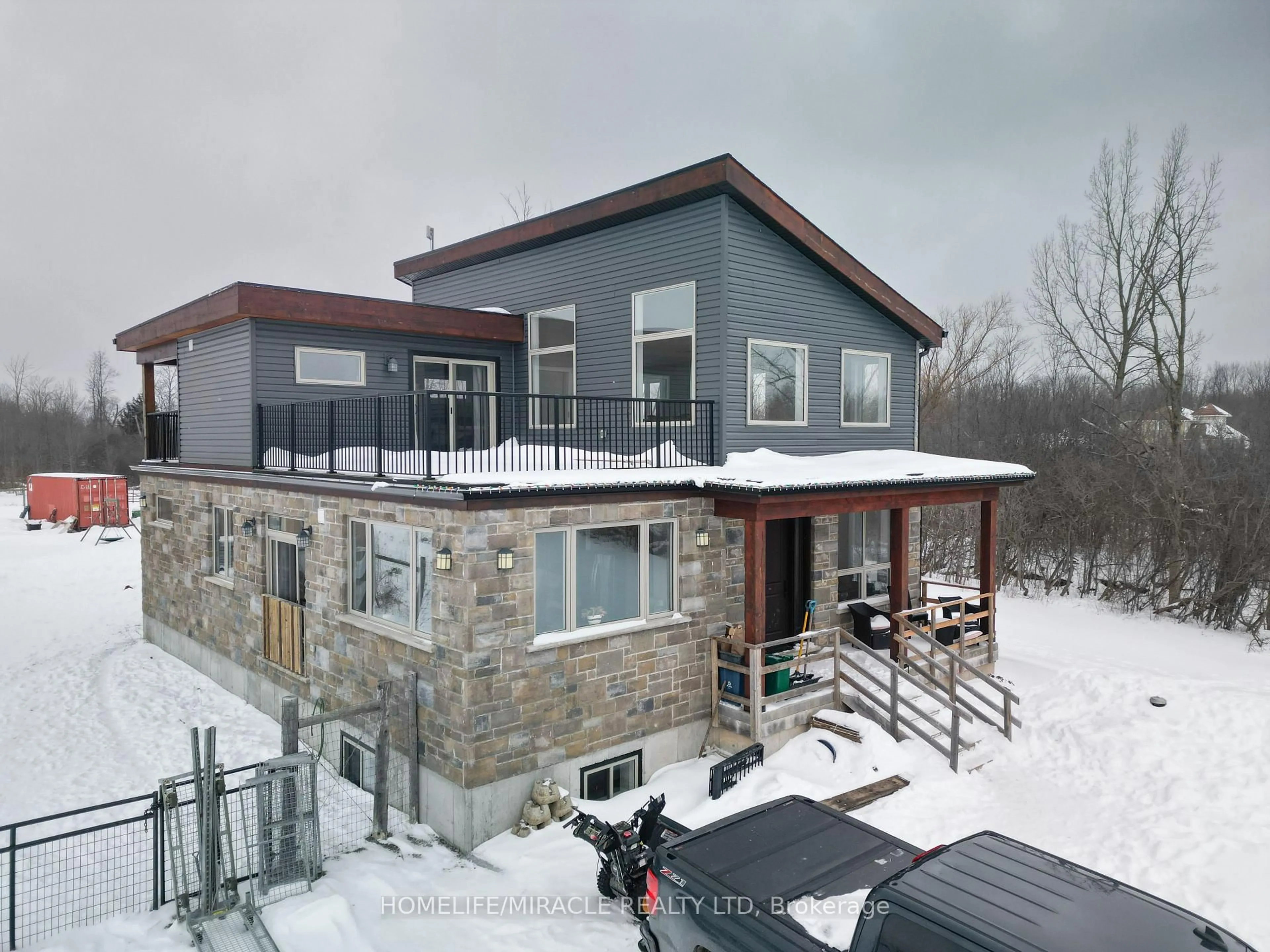 A pic from outside/outdoor area/front of a property/back of a property/a pic from drone, building for 14123 Montrose Rd, Niagara Falls Ontario L3B 5N7