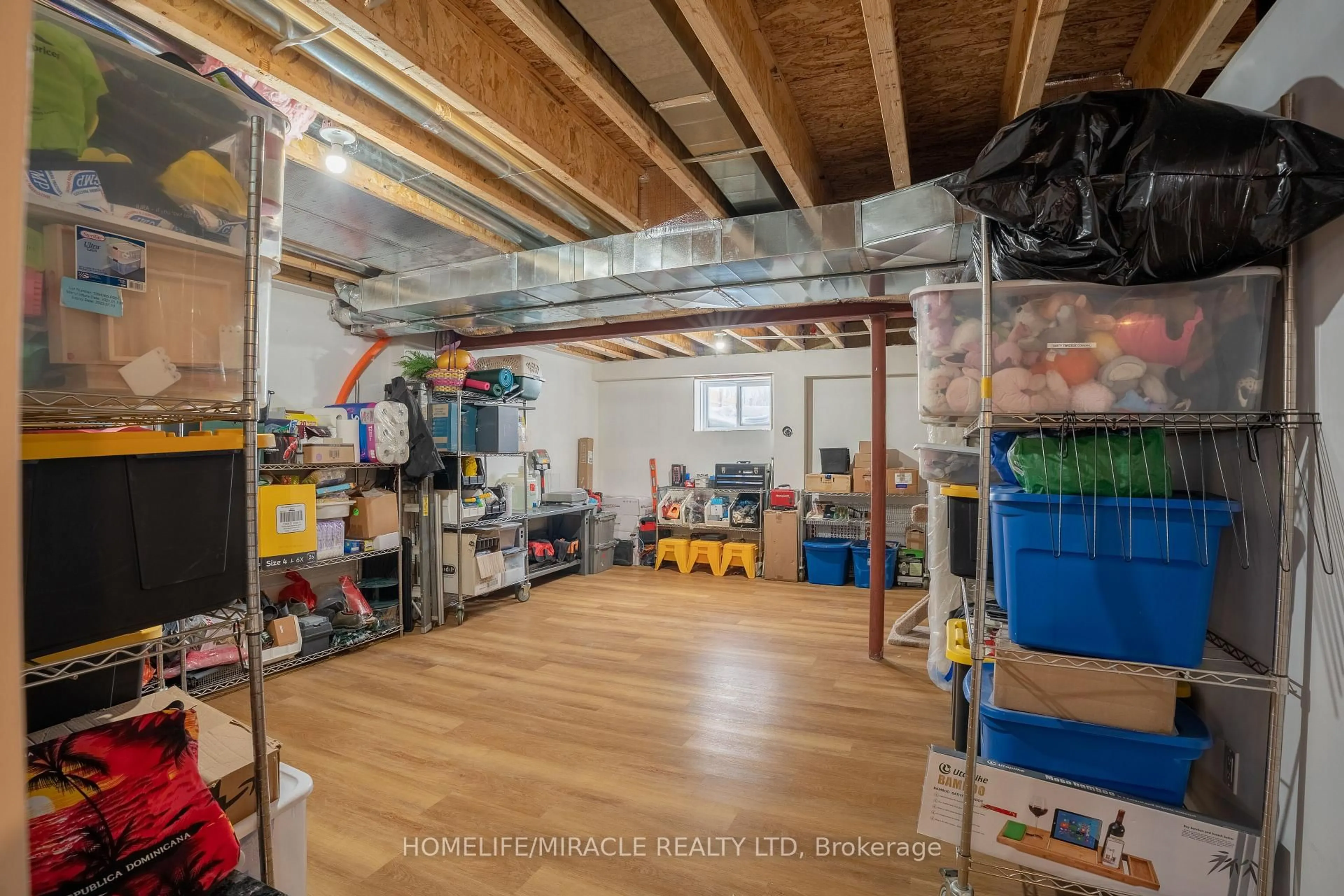 Indoor garage for 14123 Montrose Rd, Niagara Falls Ontario L3B 5N7