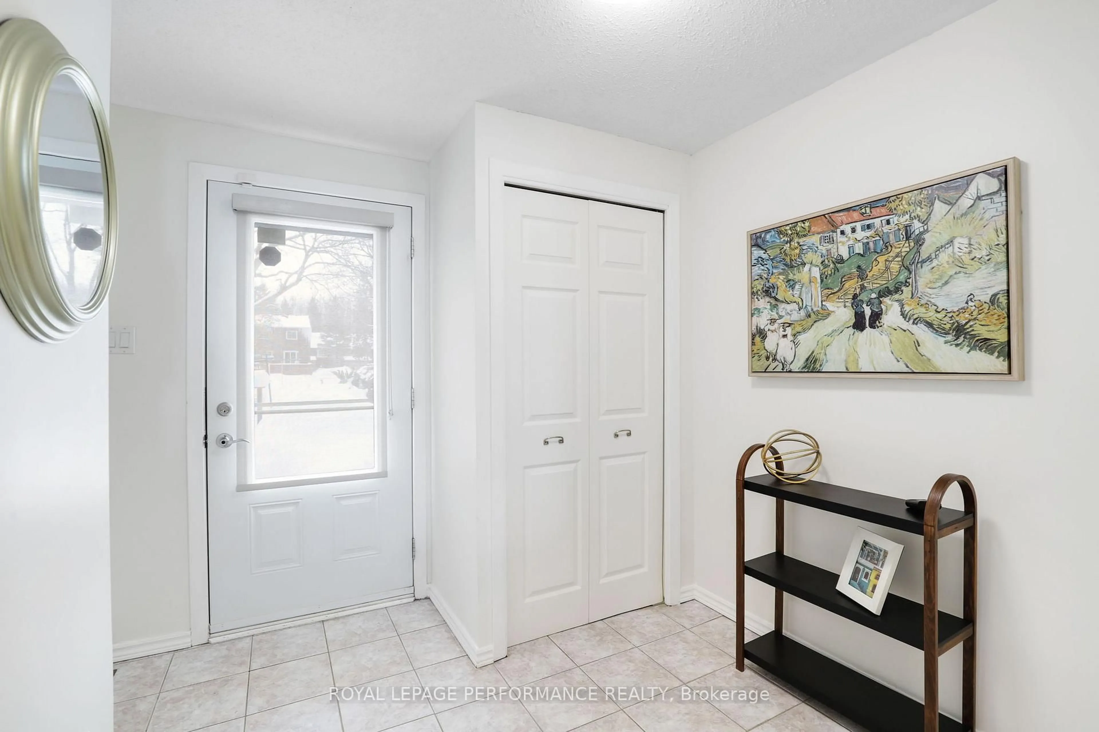 Indoor entryway for 81 C Glen Park Dr, Ottawa Ontario K1B 3Z1