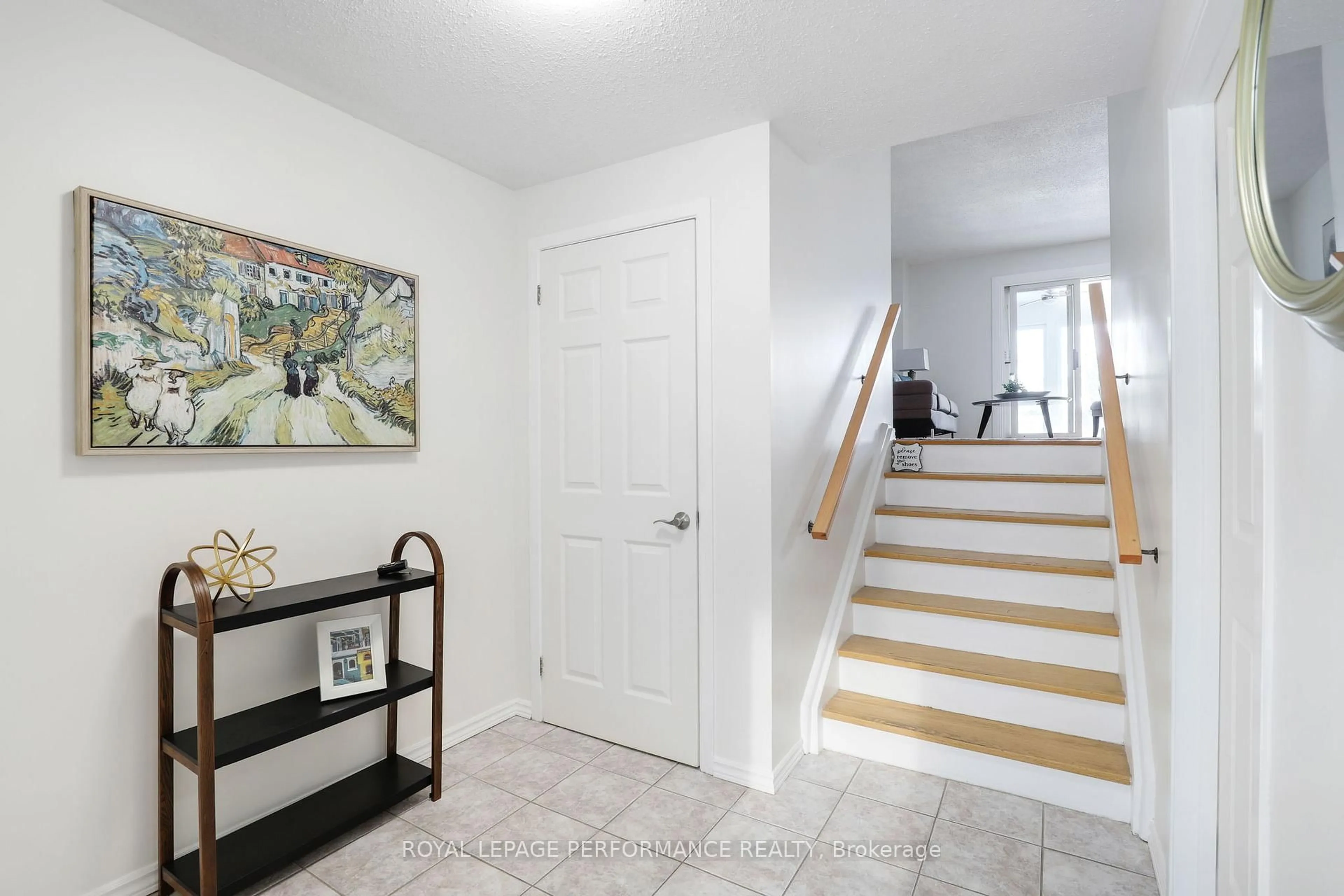 Indoor entryway for 81 C Glen Park Dr, Ottawa Ontario K1B 3Z1