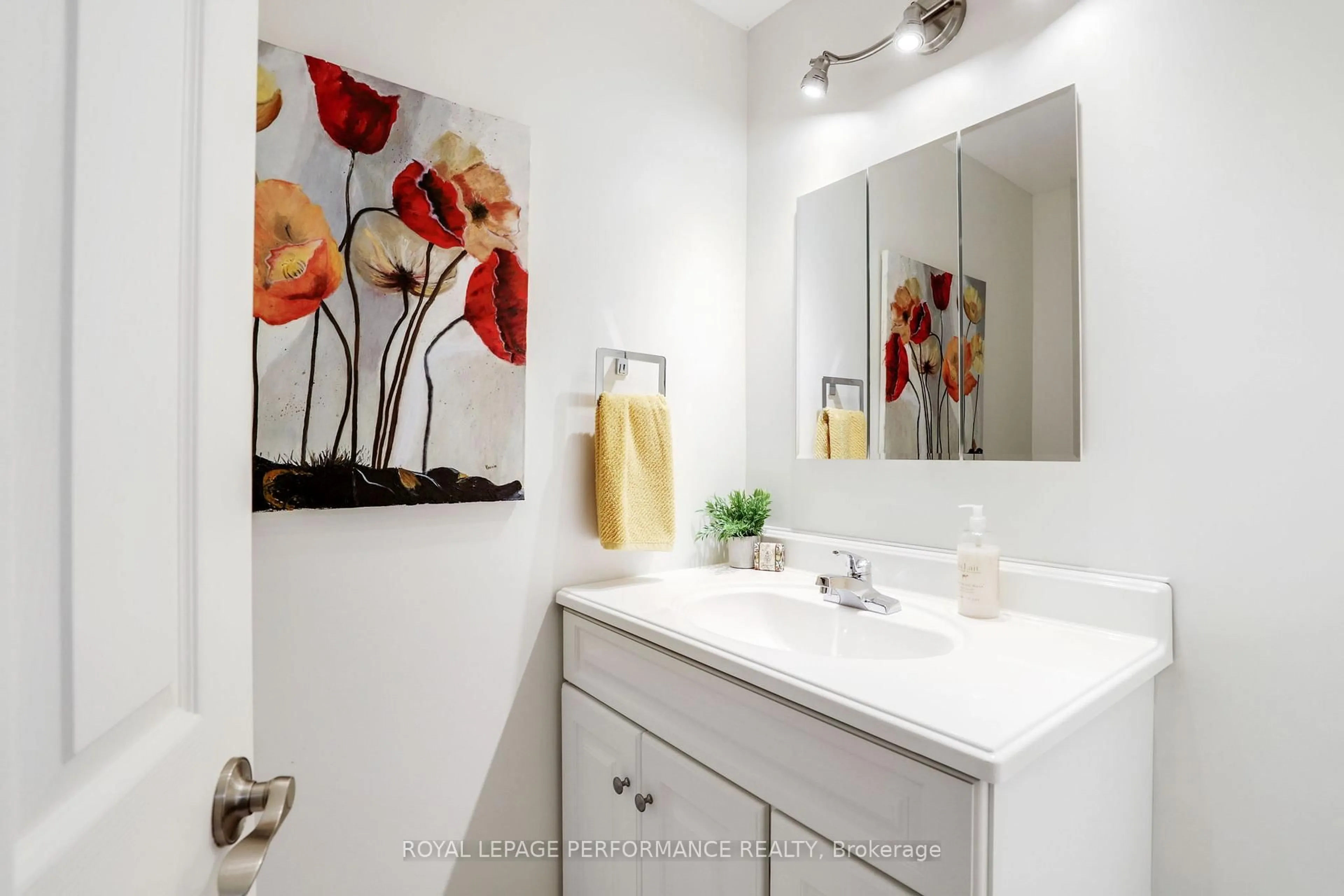 Standard bathroom, ceramic/tile floor for 81 C Glen Park Dr, Ottawa Ontario K1B 3Z1