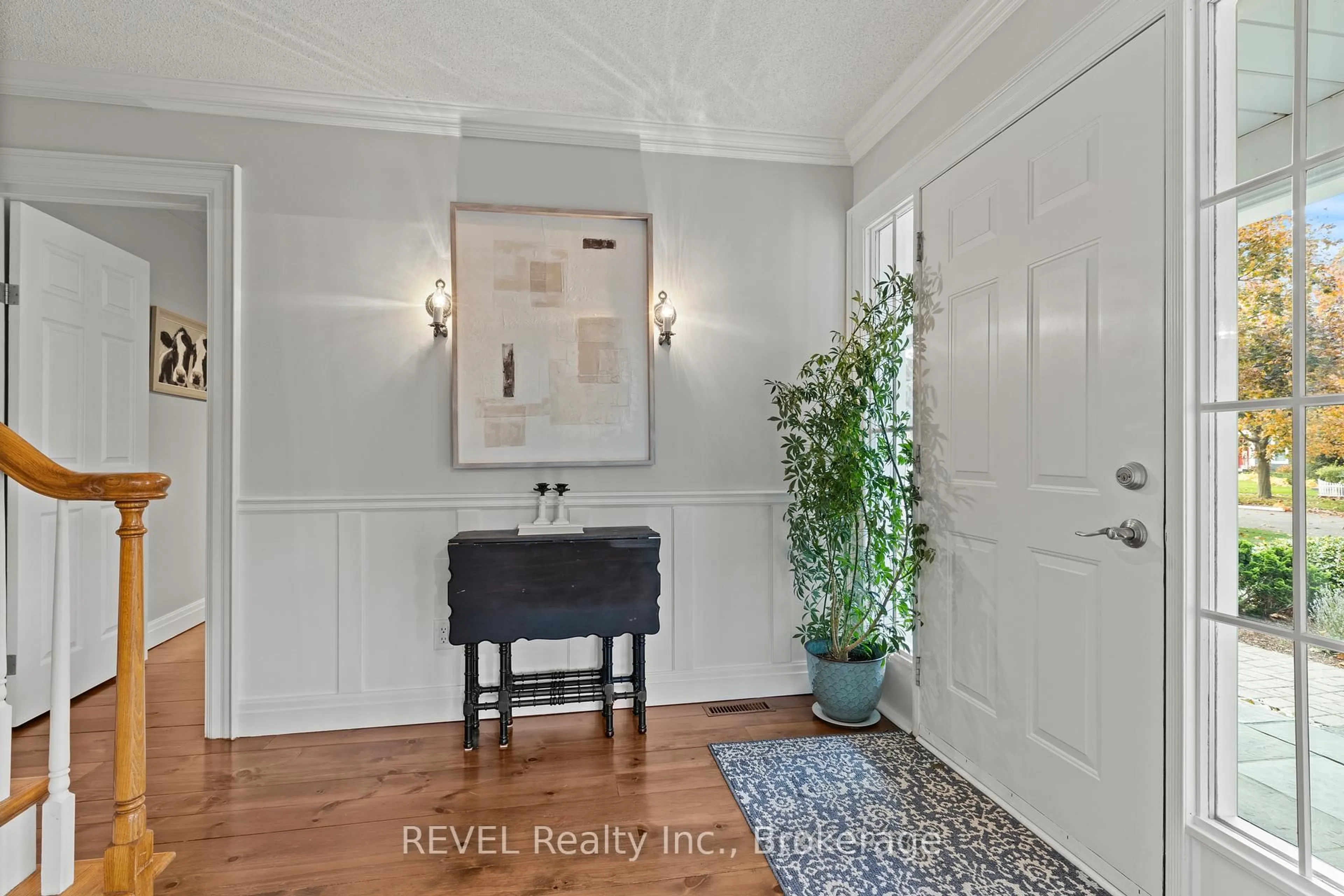 Indoor entryway for 36 Confederation Dr, Niagara-on-the-Lake Ontario L0S 1J0