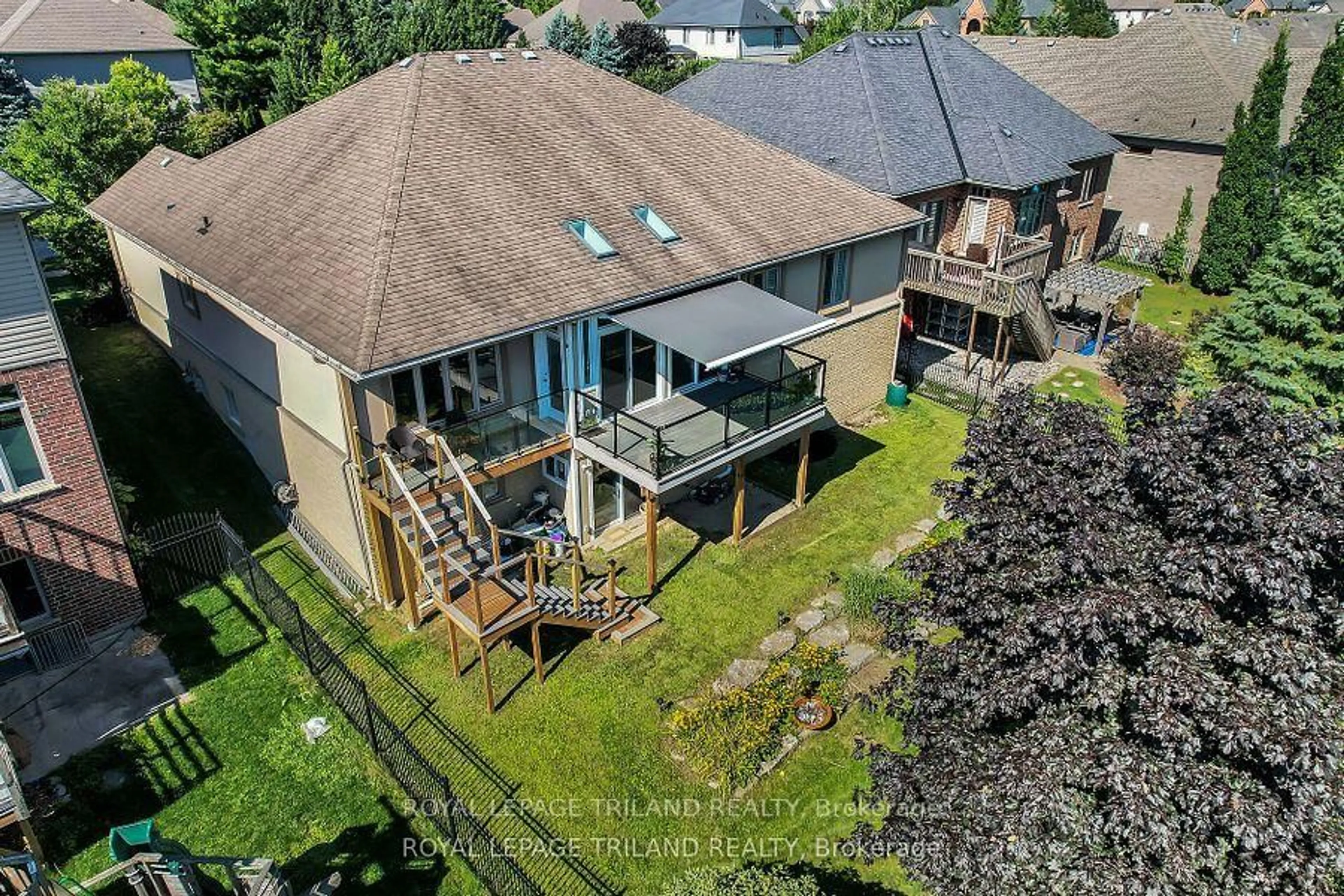 A pic from outside/outdoor area/front of a property/back of a property/a pic from drone, unknown for 7119 Clayton Walk, London South Ontario N6P 1V3