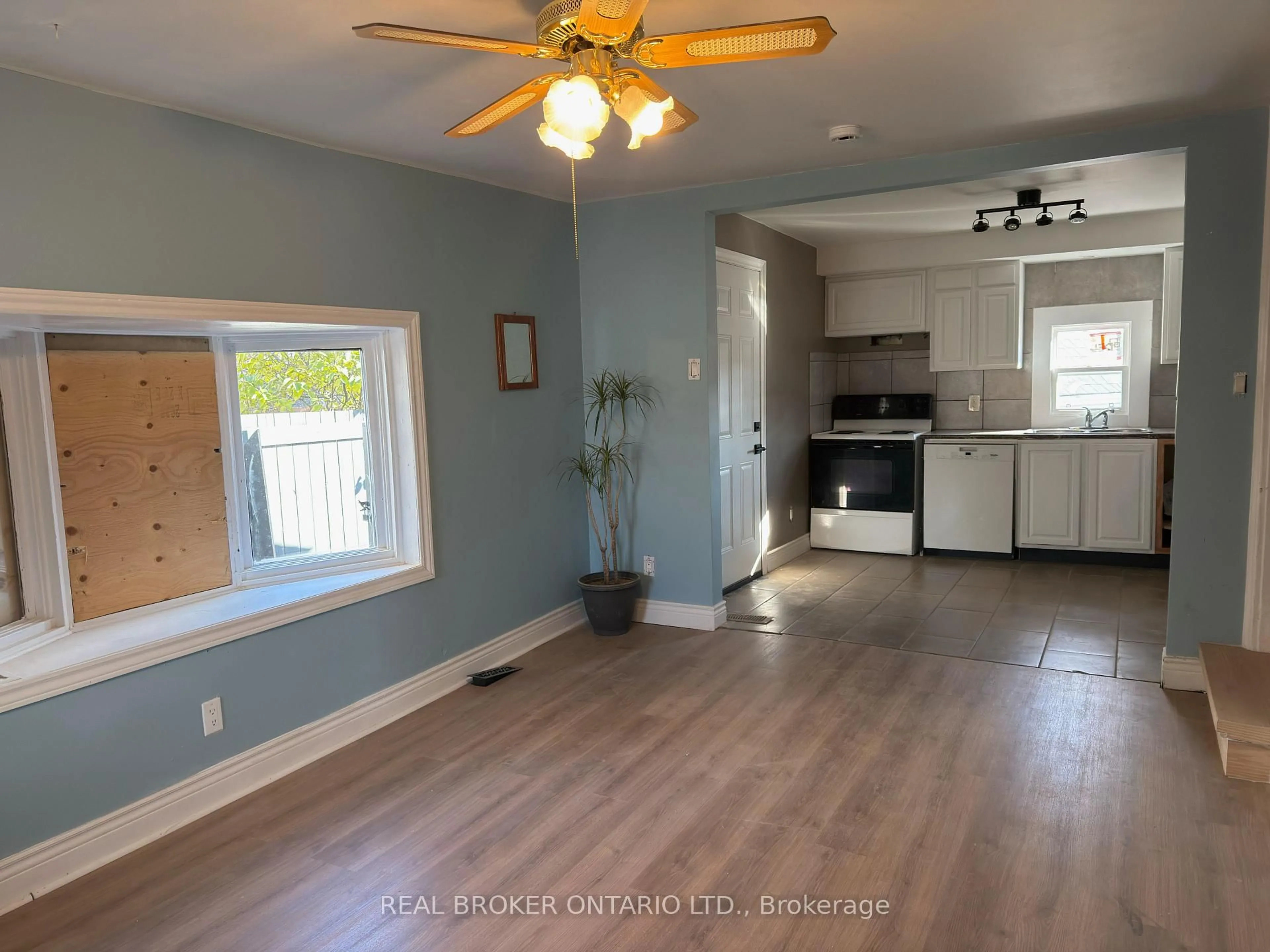 A pic of a room for 82 Page St, St. Catharines Ontario L2R 4A9