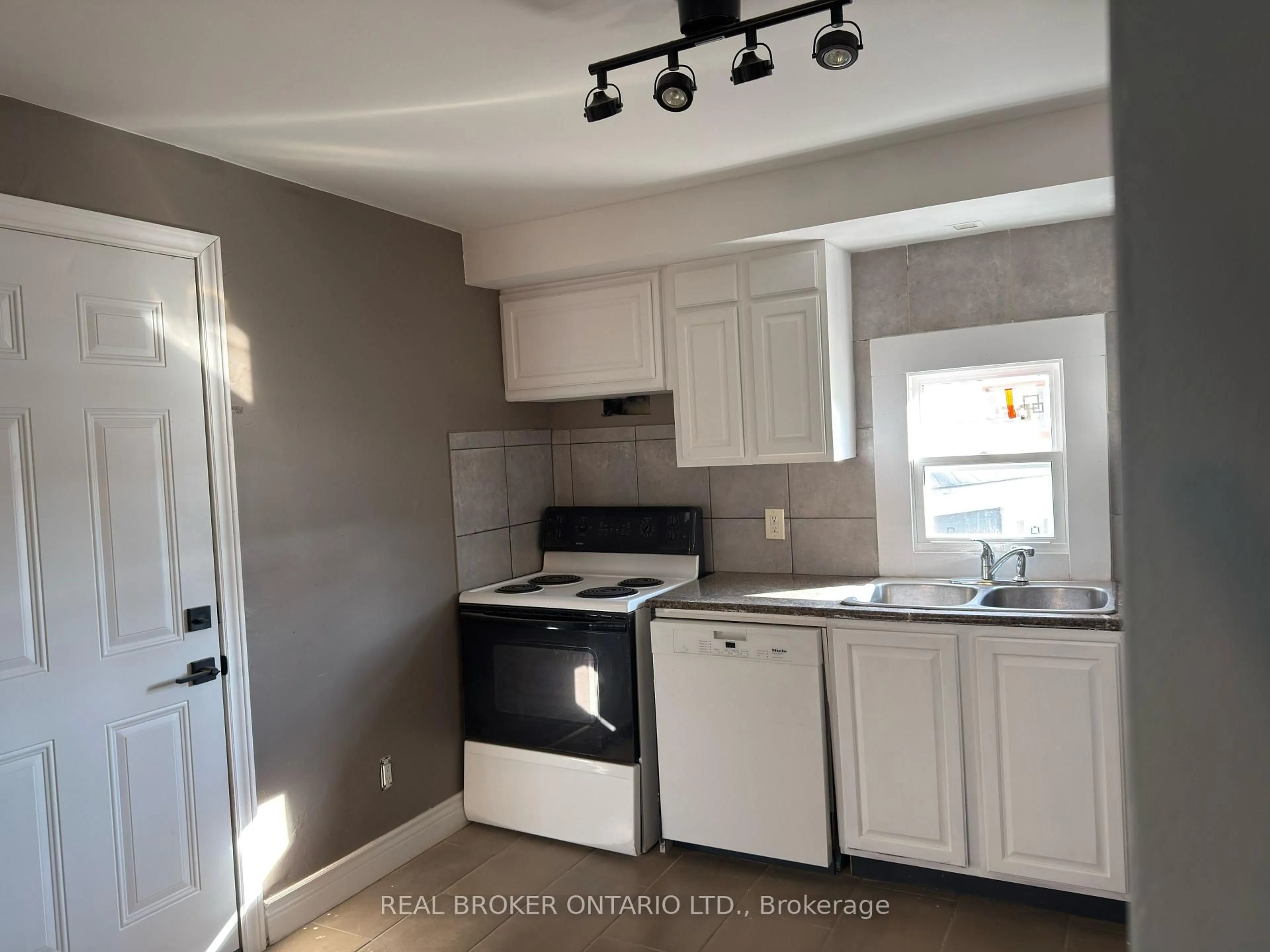 Standard kitchen, unknown for 82 Page St, St. Catharines Ontario L2R 4A9