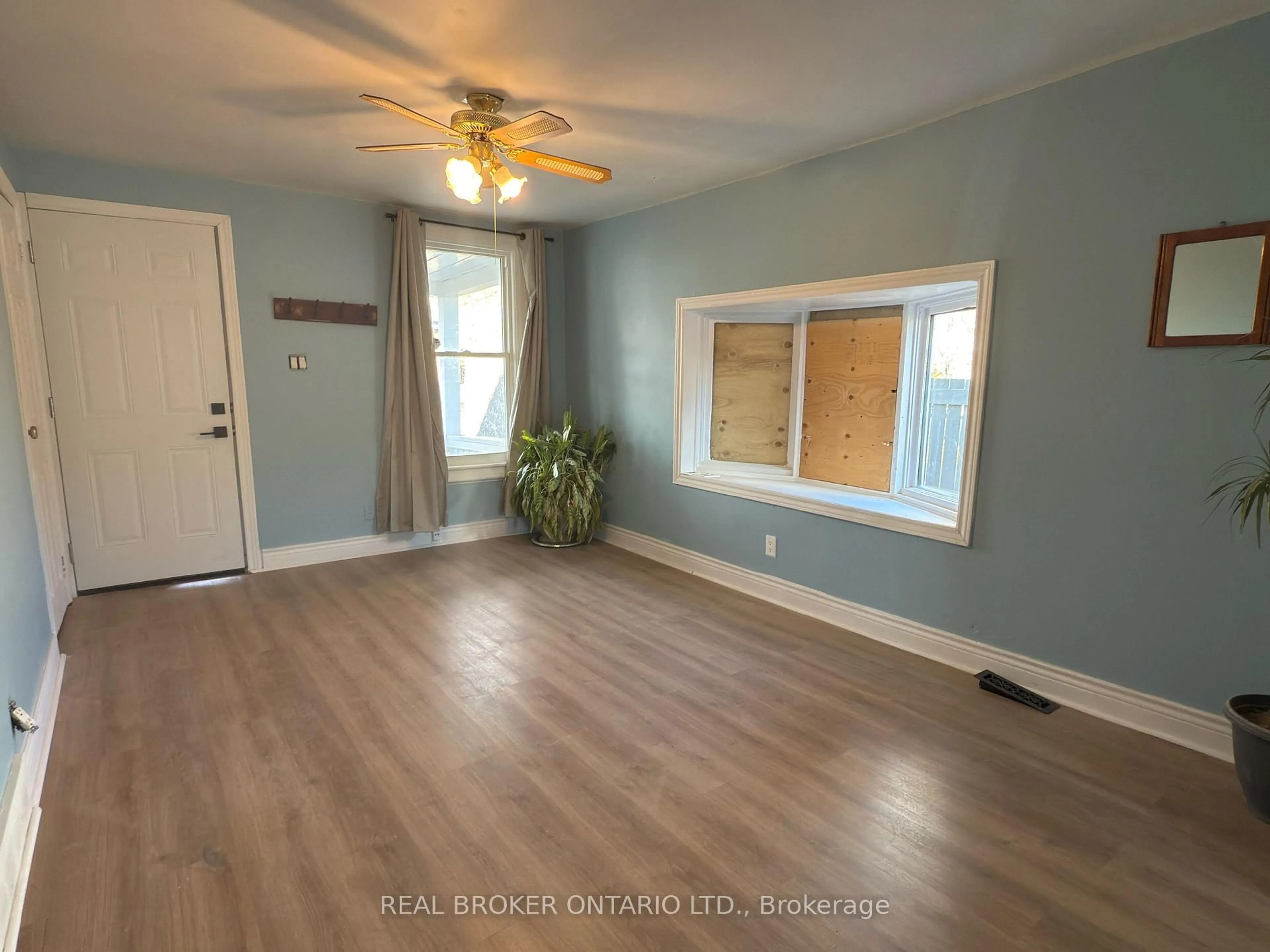 A pic of a room for 82 Page St, St. Catharines Ontario L2R 4A9